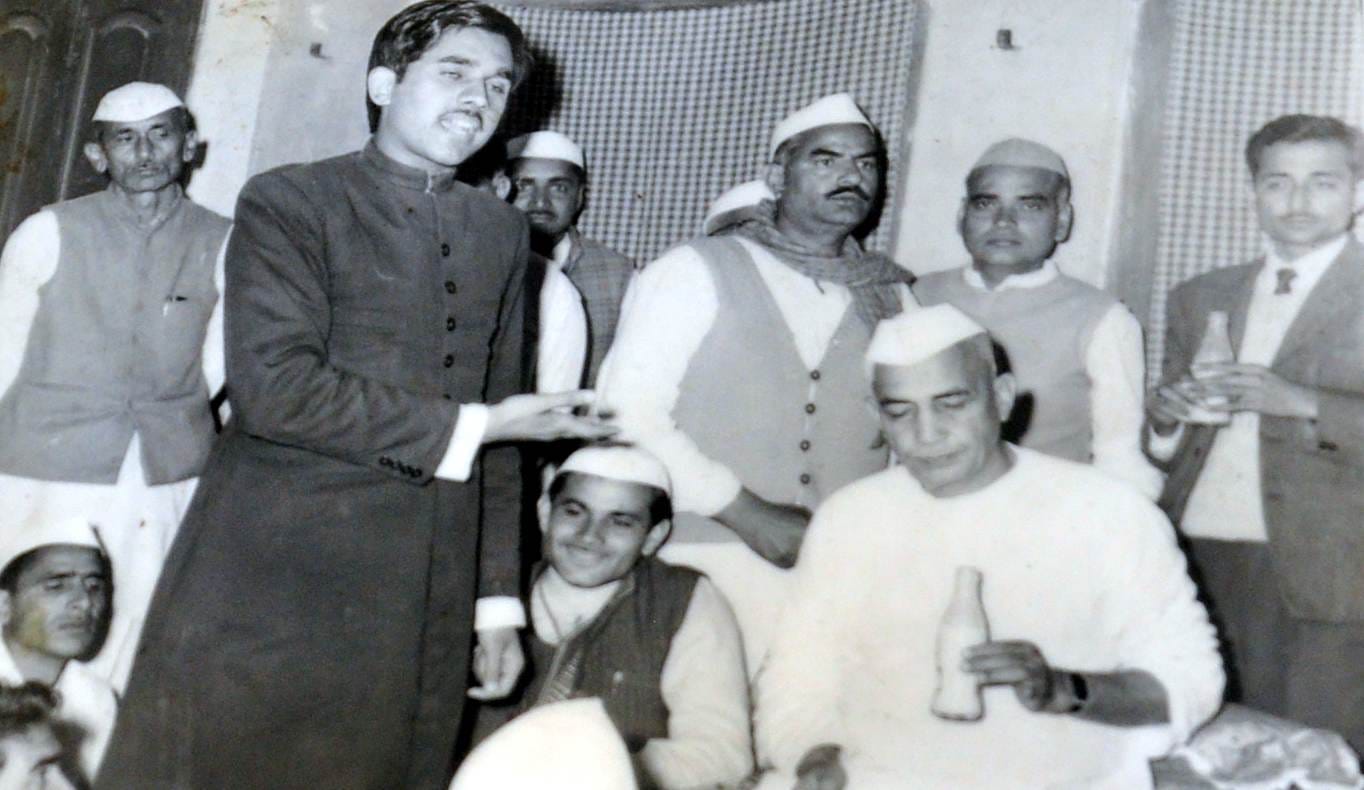 शामली पूर्व विधायक बाबू सिंह के आवास पर समर्थकों से वार्ता करते पूर्व प्रधानमंत्री स्व. चौधरी चर? शामली पूर्व विधायक बाबू सिंह के आवास पर समर्थकों से वार्ता करते पूर्व प्रधानमंत्री स्व. चौधरी चर?