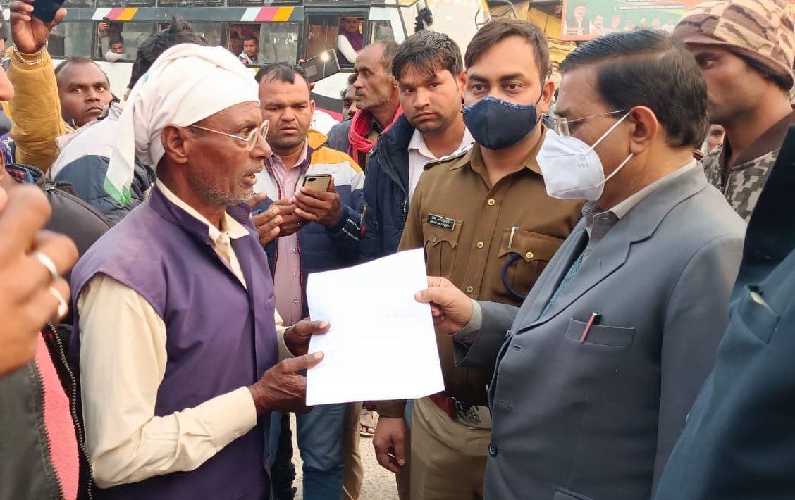 कोहडौर थाने के मदाफरपुर चौराहे पर युवक के पिता से शिकायत पत्र लेते एसडीएम डीपी सिंह। संवाद कोहडौर थाने के मदाफरपुर चौराहे पर युवक के पिता से शिकायत पत्र लेते एसडीएम डीपी सिंह। संवाद