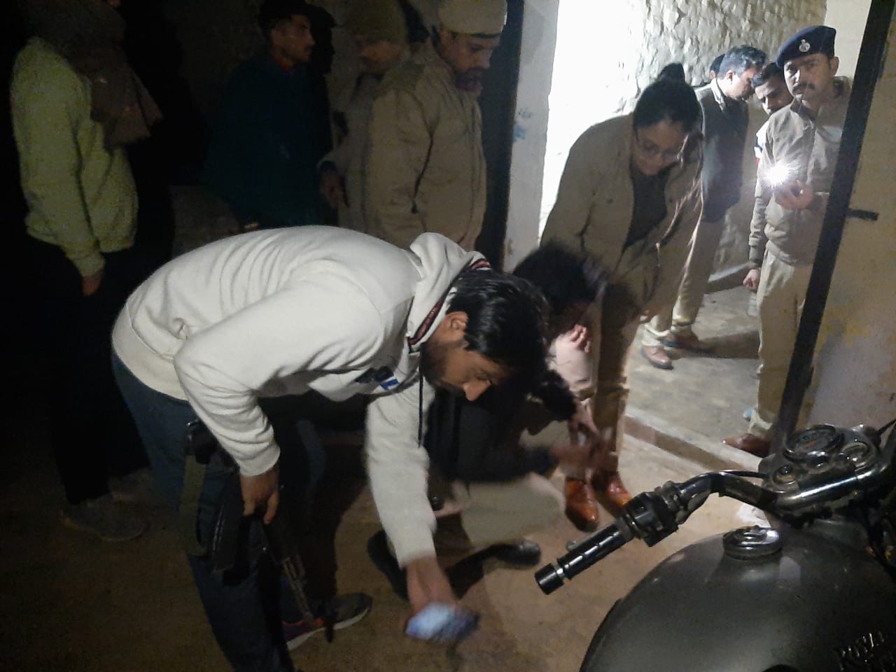 गांव चुलकाना में रॉकी की हत्या के मामले में जांच करती पुलिस गांव चुलकाना में रॉकी की हत्या के मामले में जांच करती पुलिस