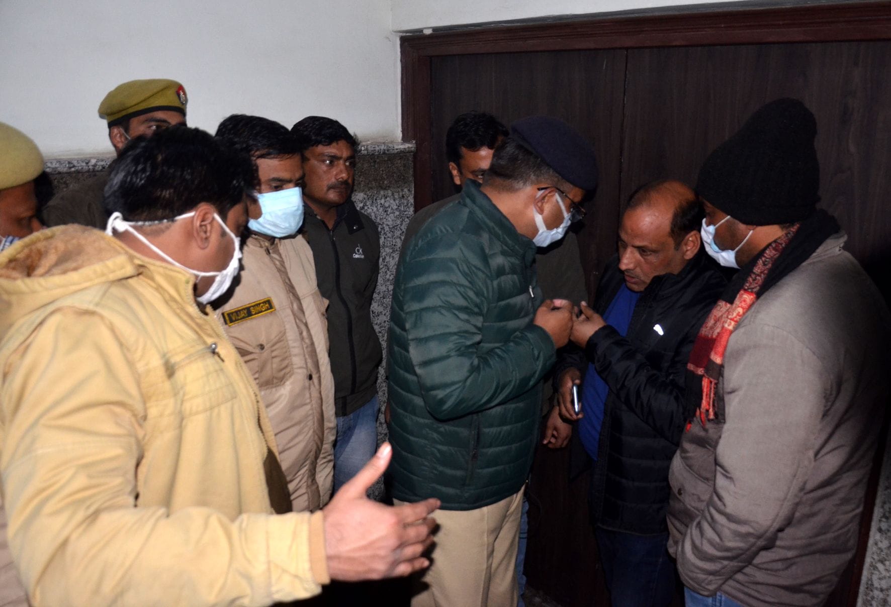 गोली से घायल महेंद्र प्रताप सिंह उर्फ पिंका के परिजनों से पूछताछ करते सीओ स्वेताभ पांडे। संवाद