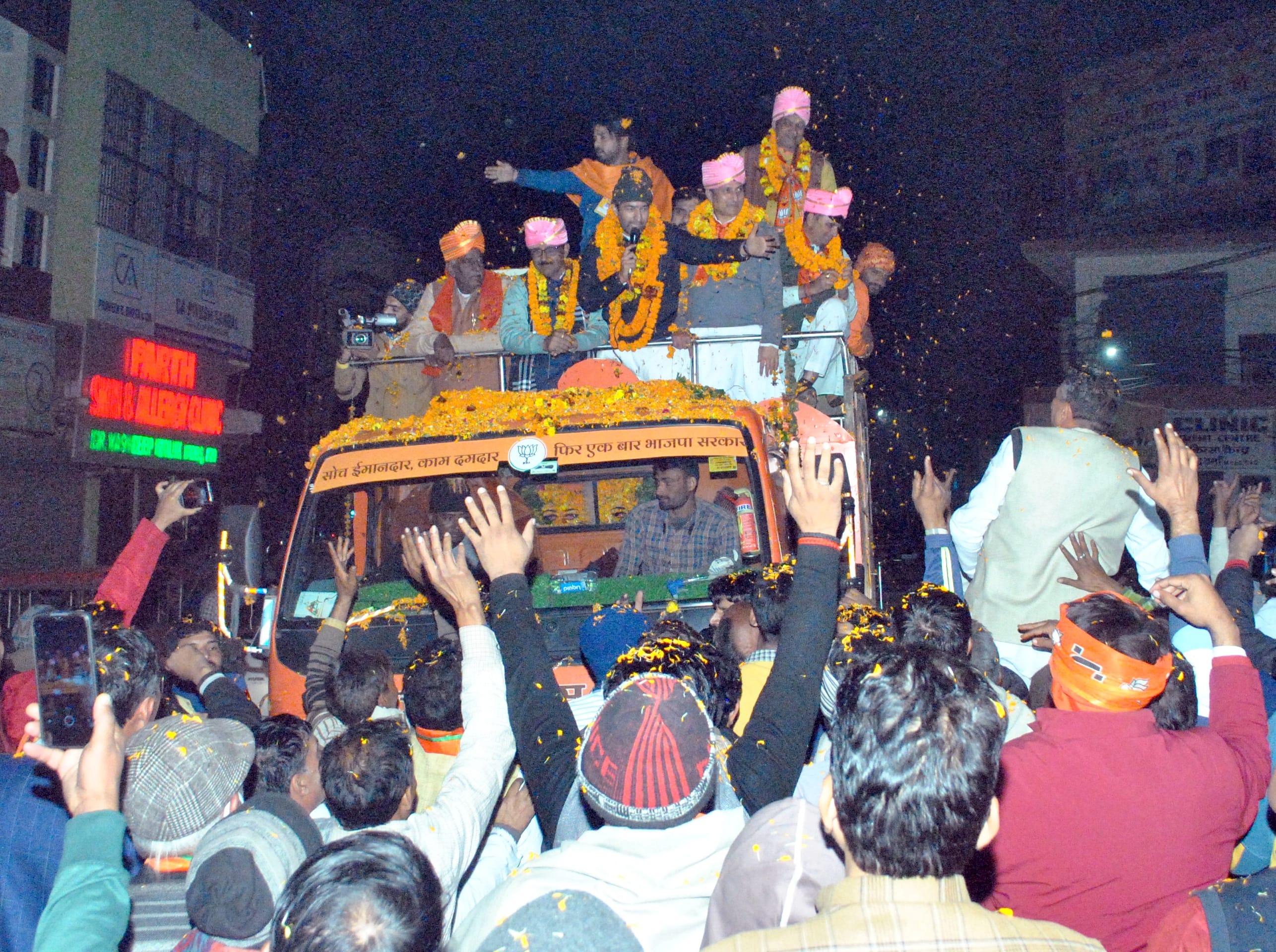 शामली में : जन विश्वास यात्रा स्वागत करते भाजपा कार्यकर्ता