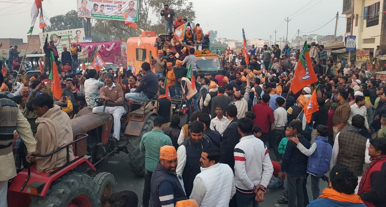 जलालाबाद में : जन विश्वास यात्रा का स्वागत करते भाजपा कार्यकर्ता जलालाबाद में : जन विश्वास यात्रा का स्वागत करते भाजपा कार्यकर्ता