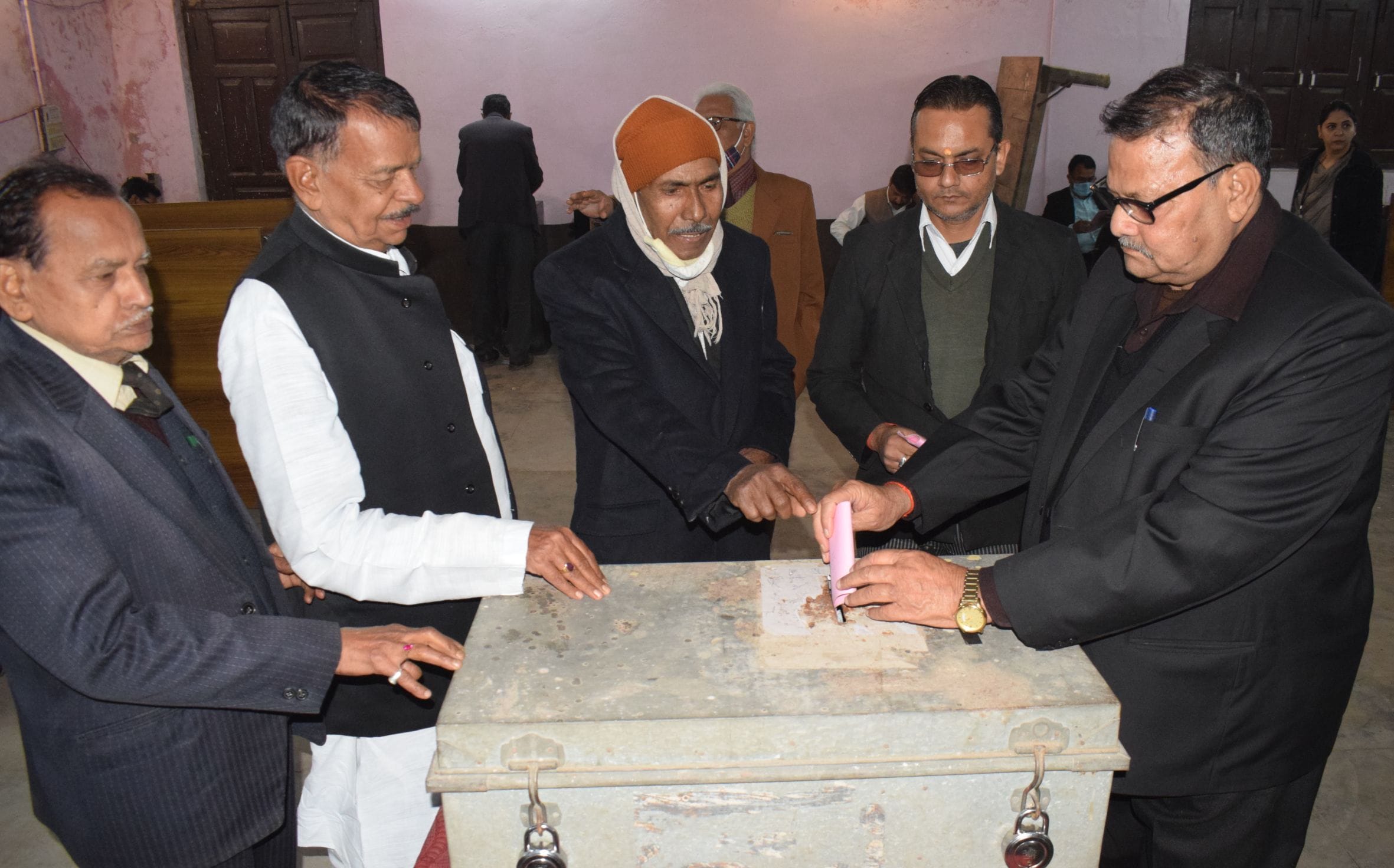 फोटो-20-बैलेट बॉक्स में मतपत्र डालते अधिवक्ता। संवाद फोटो-20-बैलेट बॉक्स में मतपत्र डालते अधिवक्ता। संवाद