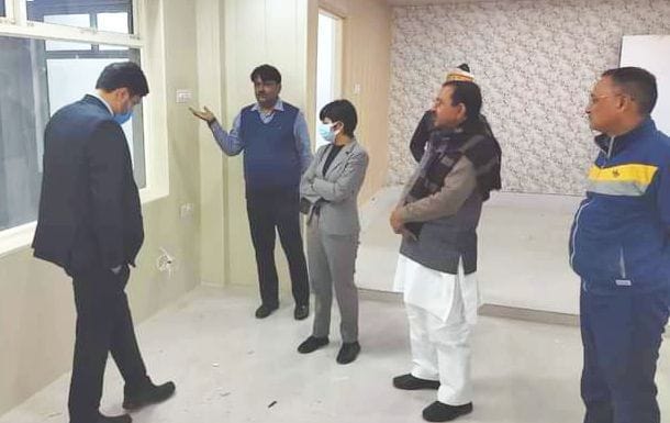 फोटो-4-नगर पालिका परिसर बन रहे डिस्ट्रिक इंटीग्रेटेड एंड कमांड सेंटर का निरीक्षण के दौरान जिलाधि?