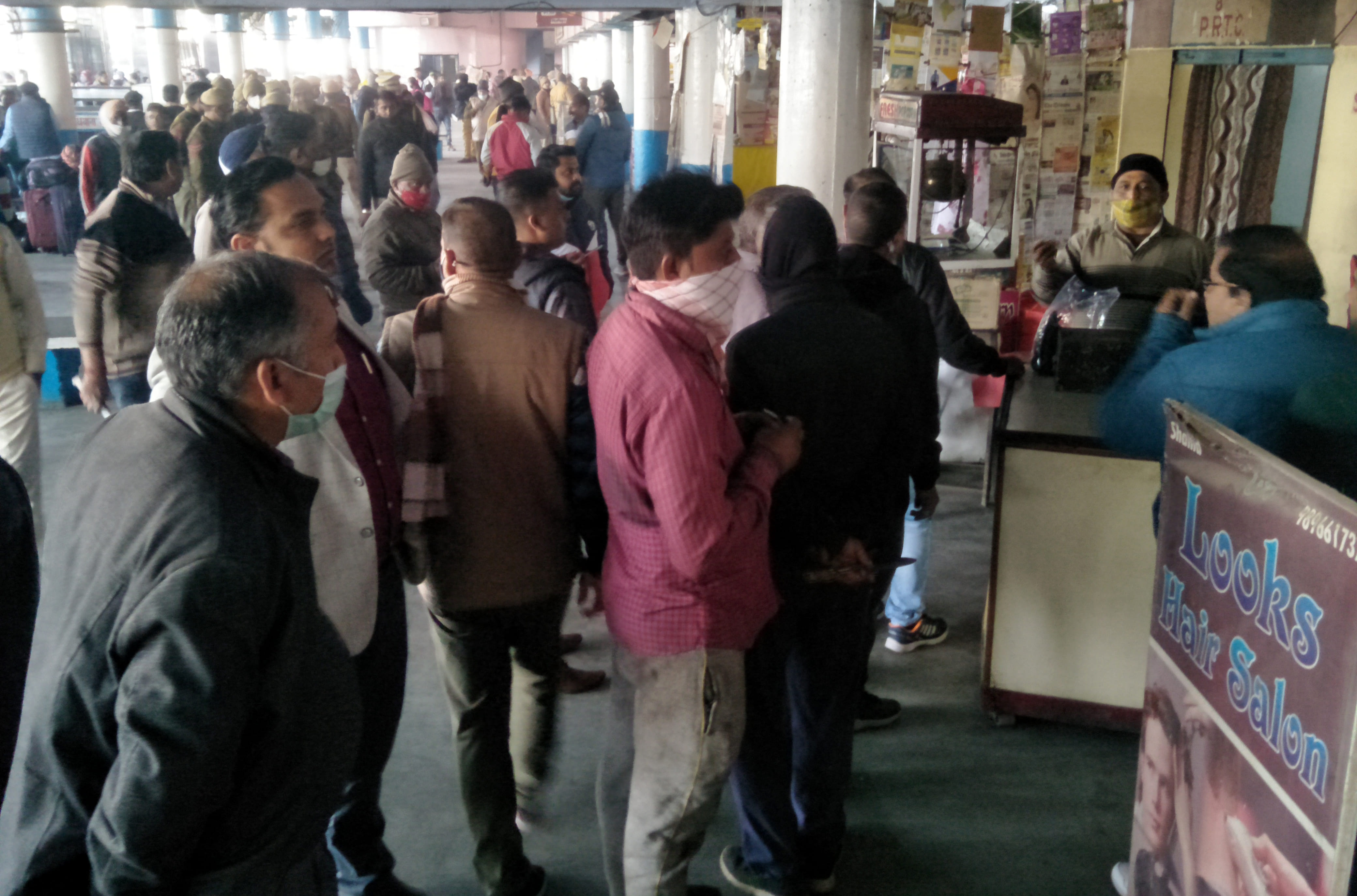 अंबाला छावनी बस अड्डा में दुकानों को सील करने पहुंचे अधिकारी। अंबाला छावनी बस अड्डा में दुकानों को सील करने पहुंचे अधिकारी।