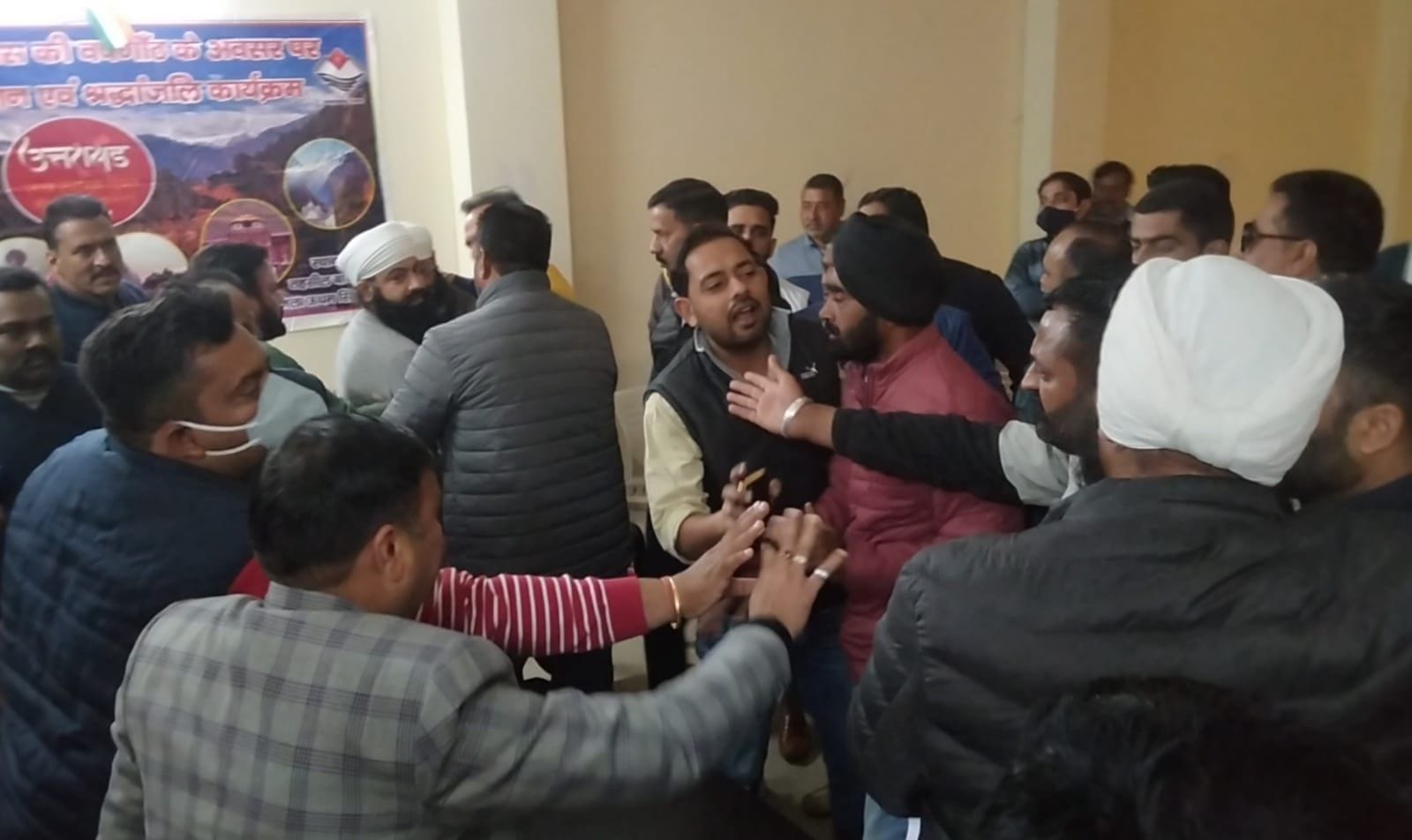 बाजपुर तहसील सभागार में बैठक के दौरान तकरार करते ट्रांसपोटर और क्रशर स्वामी।