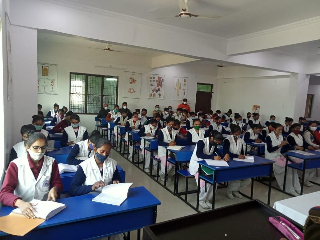 बारा। शंकरगढ के सावित्री नर्सिंग पैरामेडिकल कॉलेज में आयोजित अमर उजाला पुलिस की पाठशाला में उपस बारा। शंकरगढ के सावित्री नर्सिंग पैरामेडिकल कॉलेज में आयोजित अमर उजाला पुलिस की पाठशाला में उपस