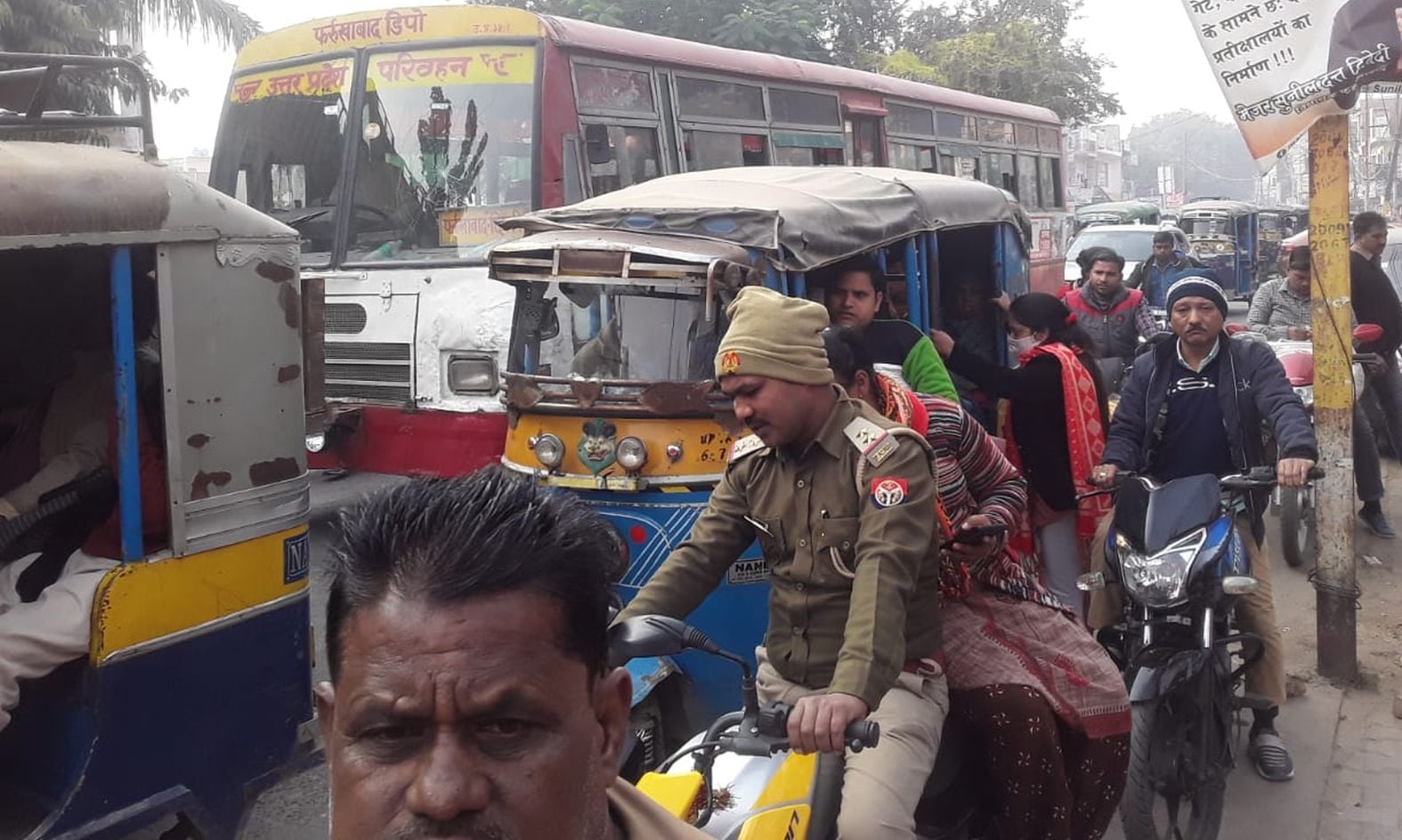 शहर के बढ़पुर में लगे जाम में फंसे वाहन। संवाद शहर के बढ़पुर में लगे जाम में फंसे वाहन। संवाद