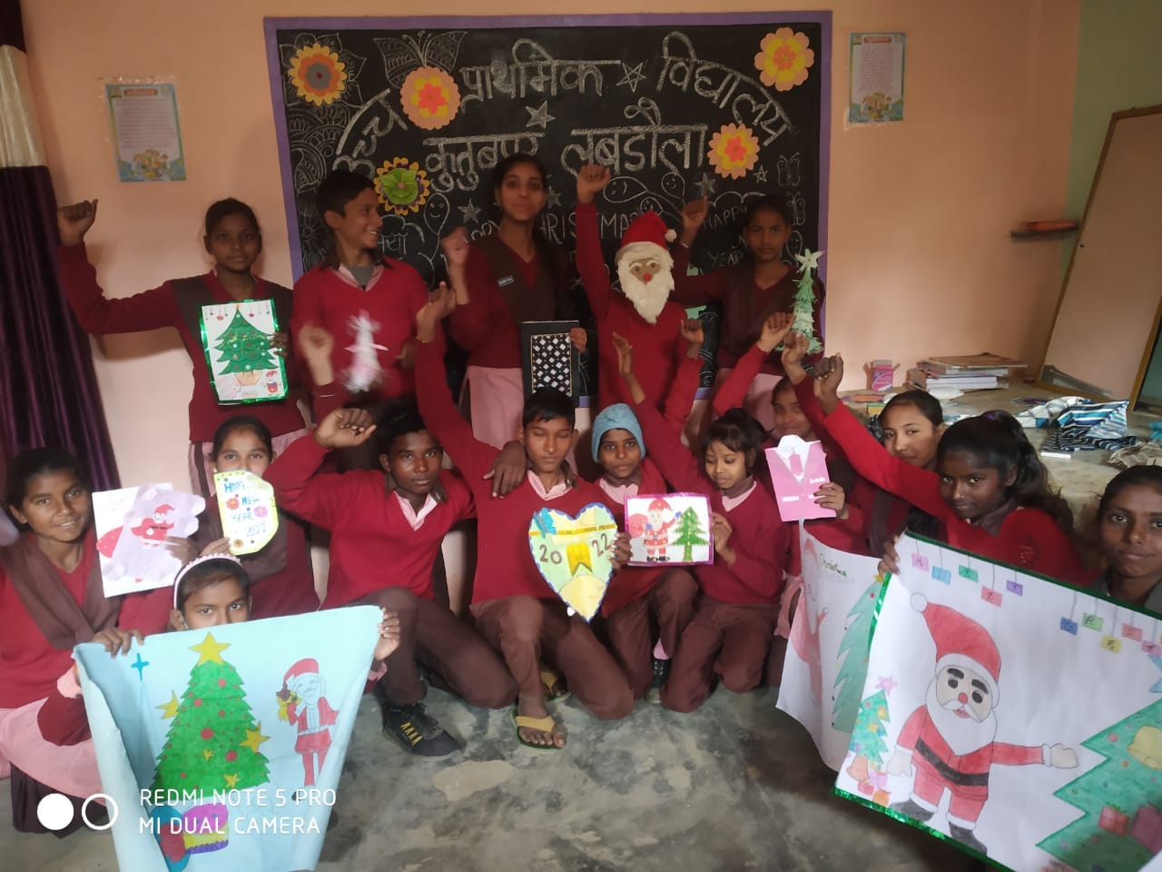 कुतुबपुर लबडौला में क्रिसमस मनाते बच्चें कुतुबपुर लबडौला में क्रिसमस मनाते बच्चें