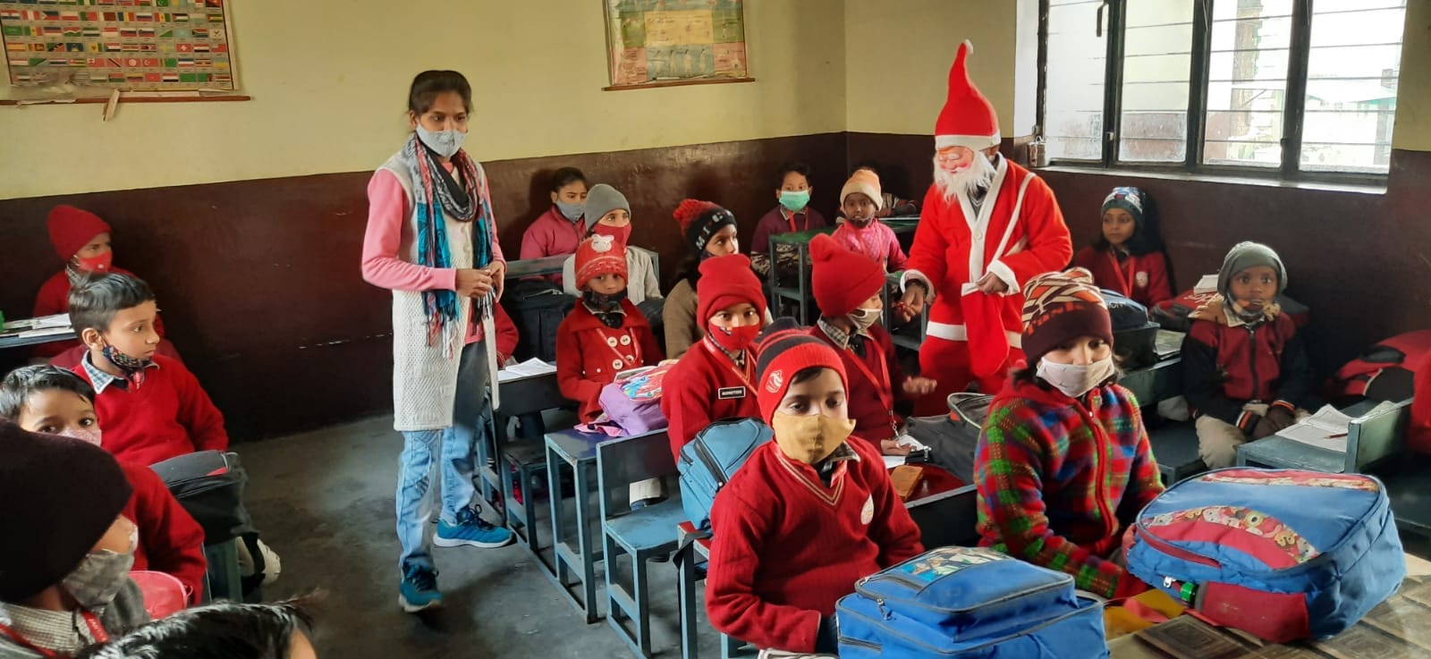 कक्षा में बच्चों को उपहार देता सेंटा कक्षा में बच्चों को उपहार देता सेंटा
