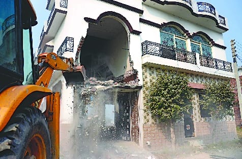 स्मैक तस्कर का घर तोड़ती बीडीए की टीम। स्मैक तस्कर का घर तोड़ती बीडीए की टीम।