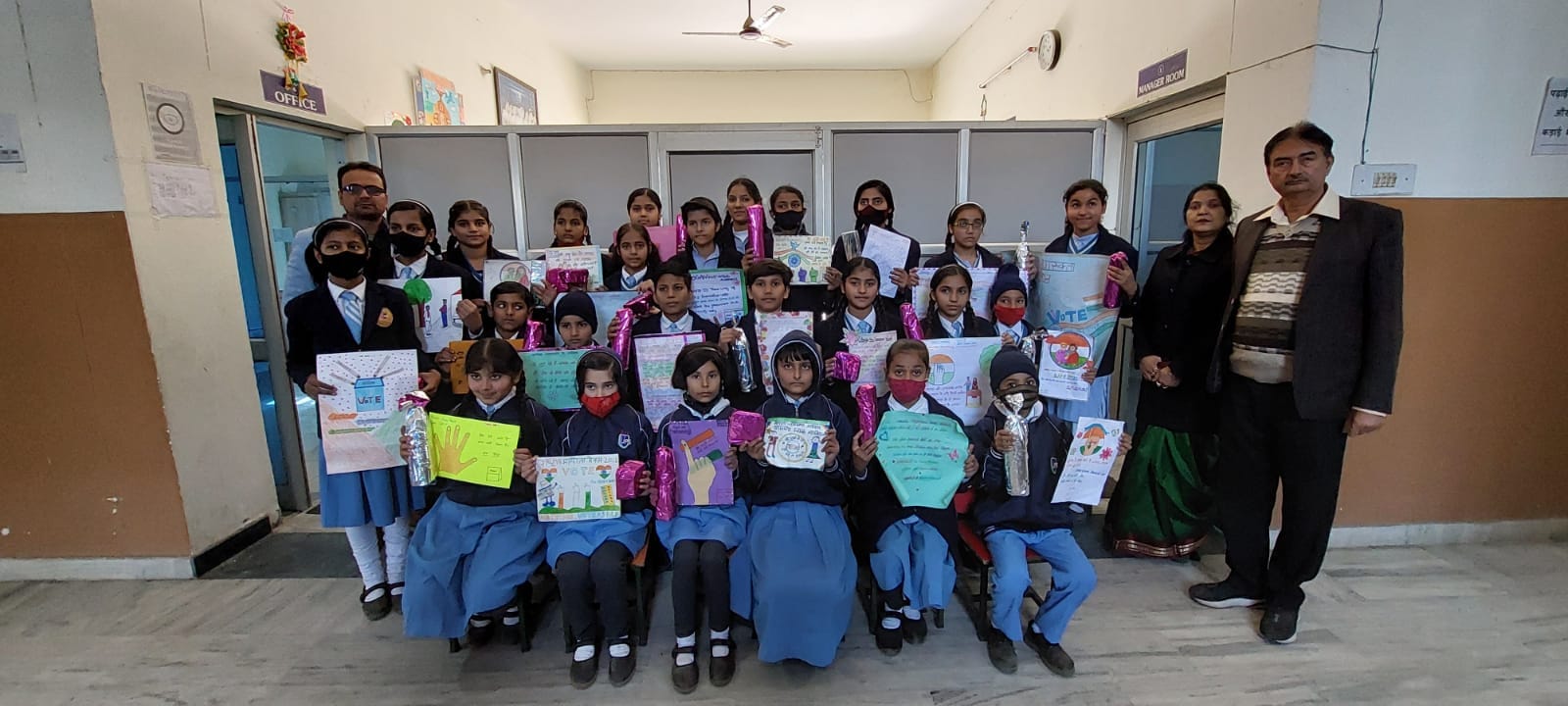 मोरना जीपीएस पब्लिक स्कूल में प्रतियोगिता विजेता बच्चों को पुरुस्कार देते अतिथि कृष्णकांत शर्? मोरना जीपीएस पब्लिक स्कूल में प्रतियोगिता विजेता बच्चों को पुरुस्कार देते अतिथि कृष्णकांत शर्?