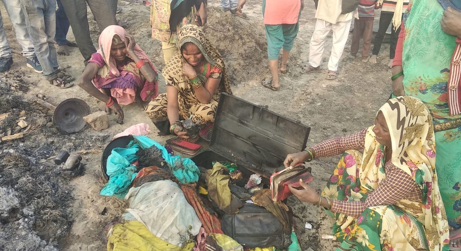 कटरी कंचनपुर में लगी आग से बचे सामान को देखती महिला। संवाद कटरी कंचनपुर में लगी आग से बचे सामान को देखती महिला। संवाद
