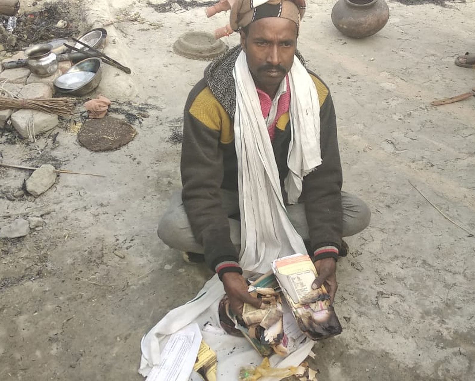 कटरी कंचनपुर में लगी आग से जले नोट दिखाता राजीव। संवाद कटरी कंचनपुर में लगी आग से जले नोट दिखाता राजीव। संवाद
