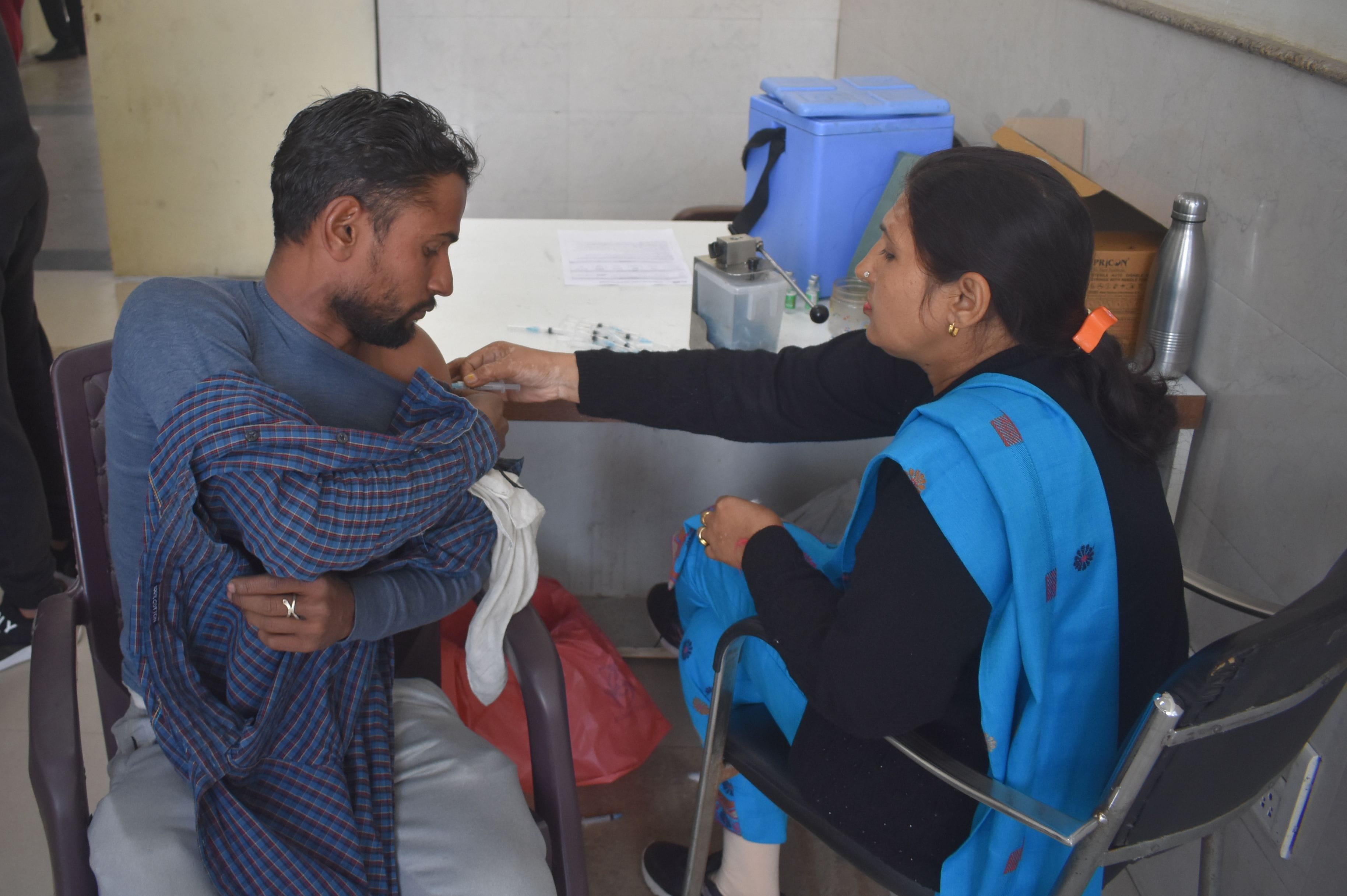 पानीपत। सिविल अस्पताल पानीपत में टीकाकरण करवाने पहुंचा युवक बैगर मास्क के ही लगवाते हुए व साथ ही 