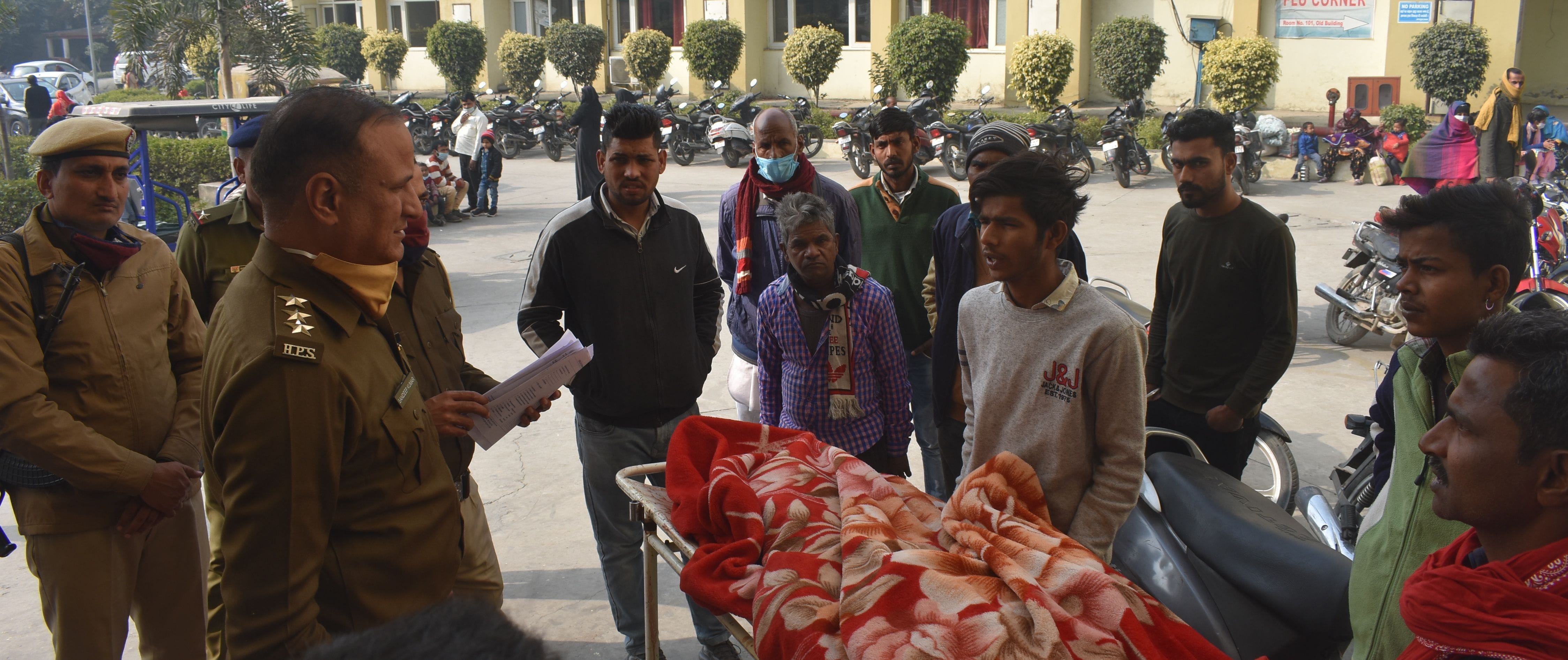 पानीपत। सिविल अस्पताल में पहुंचे मृतक सूरज के परिजनों से पुछताछ करते हुए डीएसपी संदीप व अन्य। पानीपत। सिविल अस्पताल में पहुंचे मृतक सूरज के परिजनों से पुछताछ करते हुए डीएसपी संदीप व अन्य।