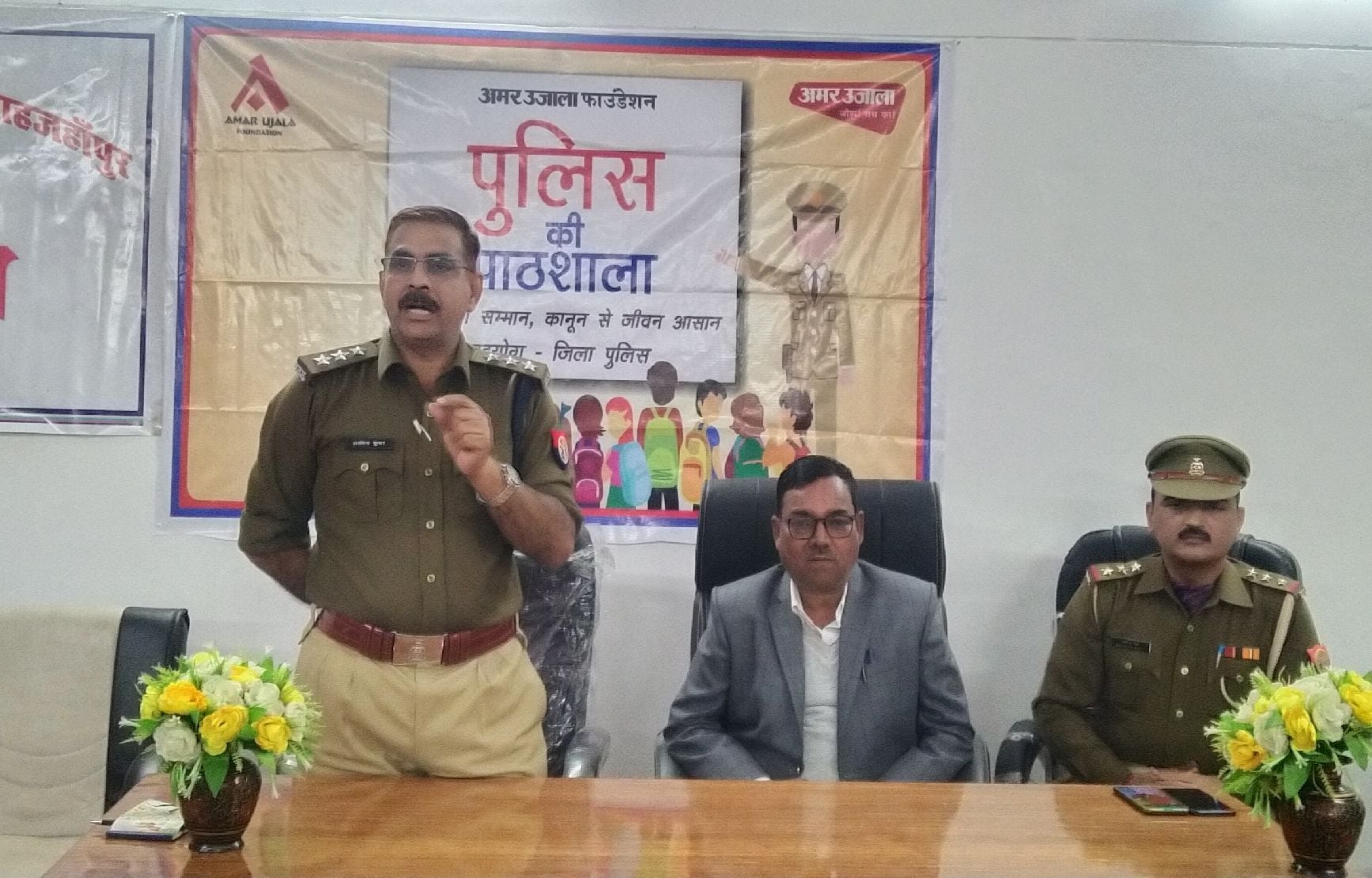 तिलहर के राजकीय महाविद्यालय में पुलिस की पाठशाला को संबोधित करते पुलिस उपाधीक्षक अरविंद कुमार। तिलहर के राजकीय महाविद्यालय में पुलिस की पाठशाला को संबोधित करते पुलिस उपाधीक्षक अरविंद कुमार।