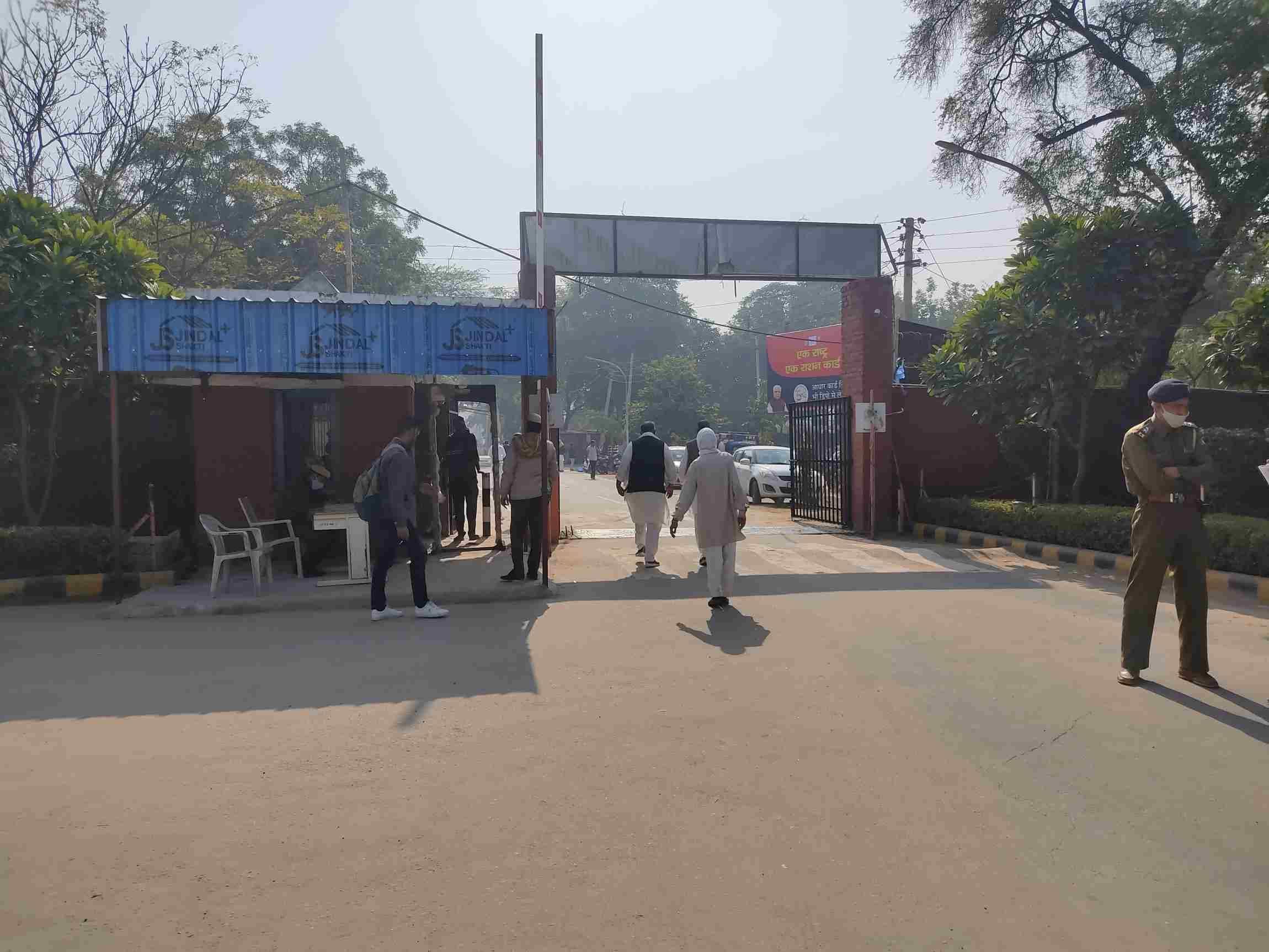  नारनौल न्यायालय में जाते लोग । संवाद
