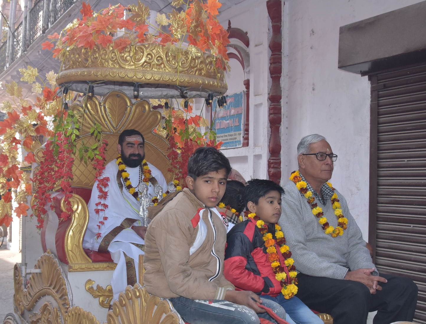 माहेश्वरी पंचायती मन्दिर से निकली सीताराम कथा के शुभारंभ में निकली शोभा यात्रा में रथ पर सवार कथ? माहेश्वरी पंचायती मन्दिर से निकली सीताराम कथा के शुभारंभ में निकली शोभा यात्रा में रथ पर सवार कथ?