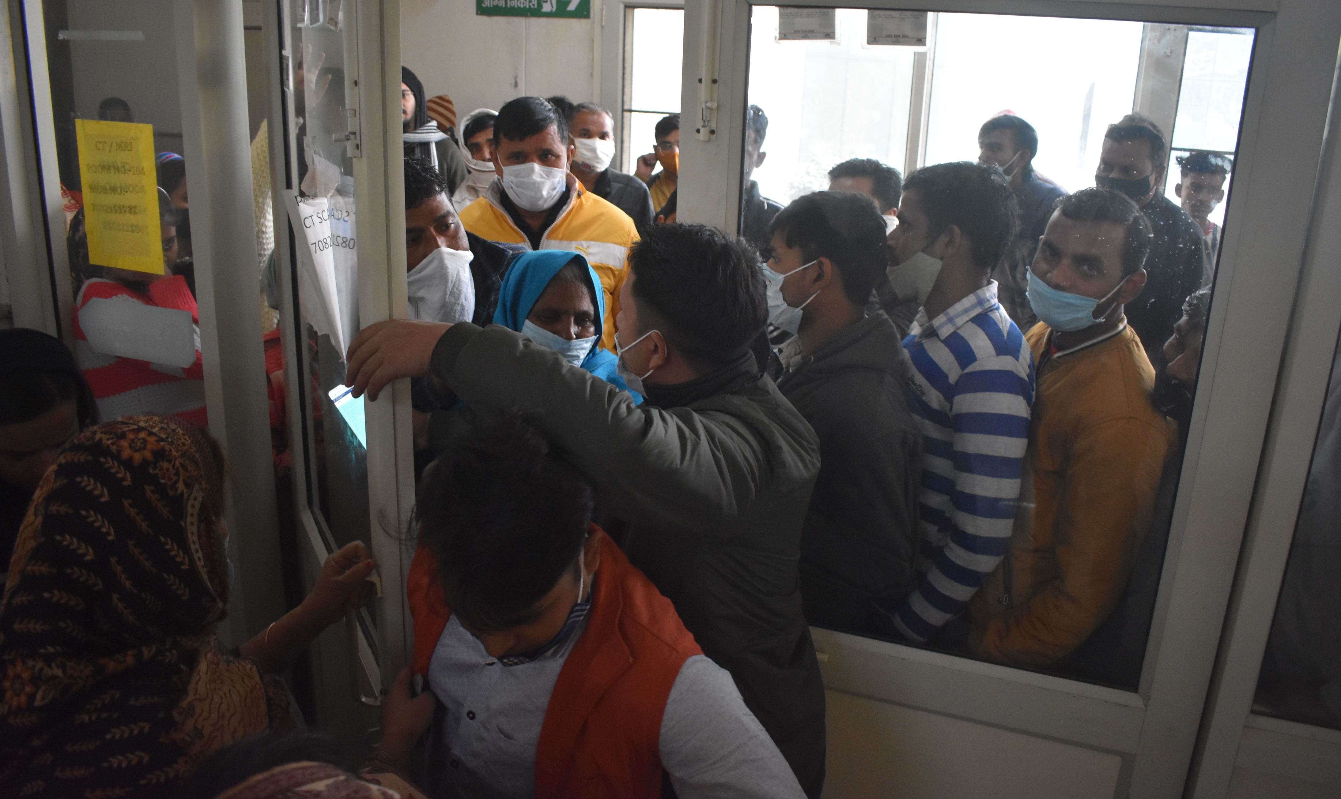 पानीपत। टीका लगवाने के लिए सिविल अस्पताल में मची अफरा-तफरी टीकाकरण केंद्र के गेट पर गार्ड ना होने