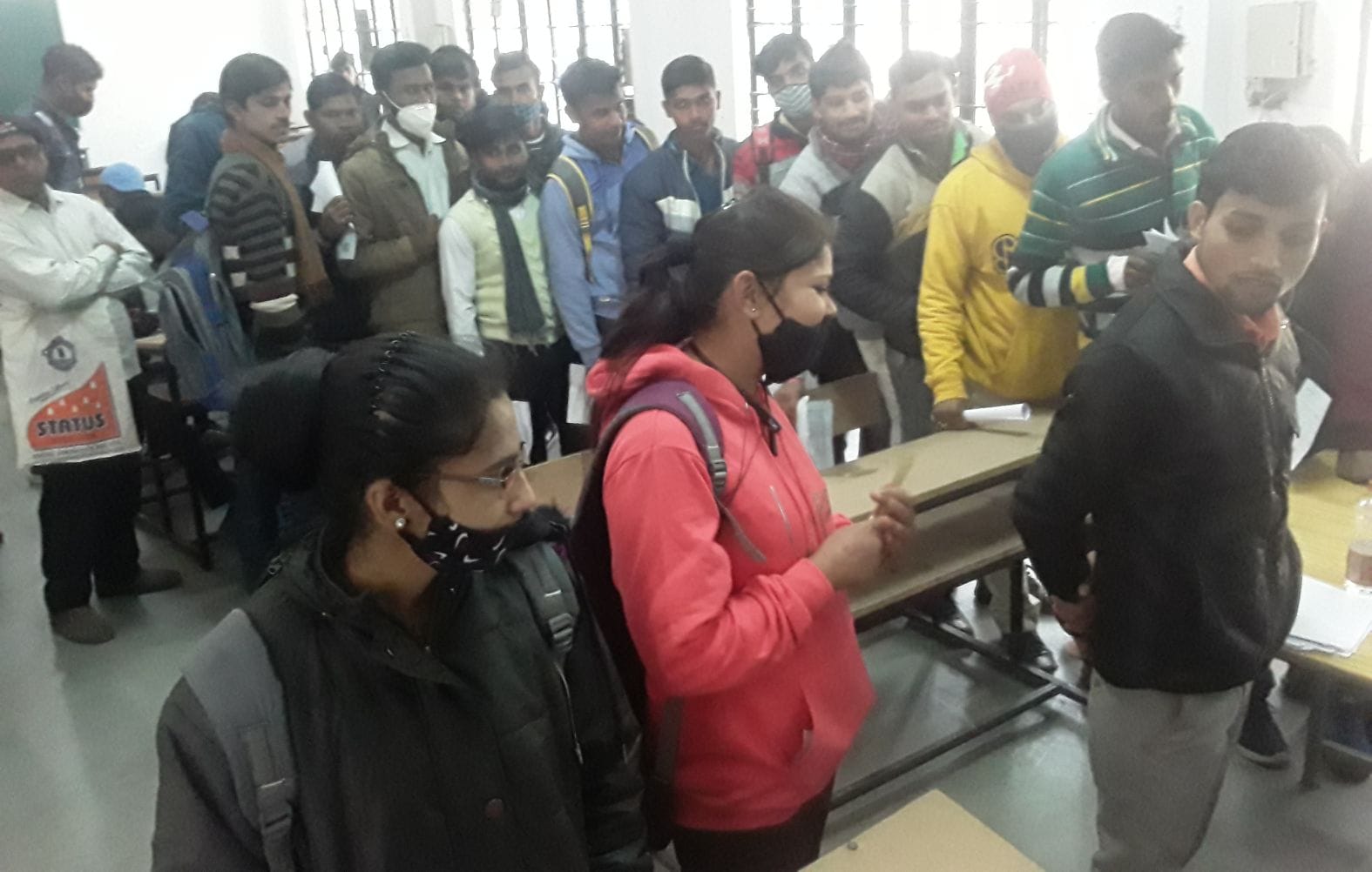 राजकीय औद्योगिक प्रशिक्षण संस्थान में साक्षात्कार देने के लिए लगी लाइन। संवाद