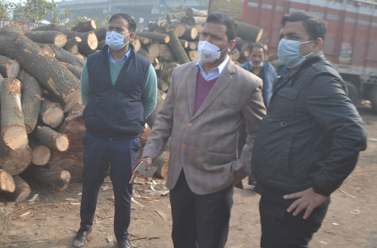 गढ़ रोड स्थित प्लाईवुड फैक्ट्री में छापे के दौरान जानकारी जुटाते सैल टैक्स अधिकारी संवाद गढ़ रोड स्थित प्लाईवुड फैक्ट्री में छापे के दौरान जानकारी जुटाते सैल टैक्स अधिकारी संवाद
