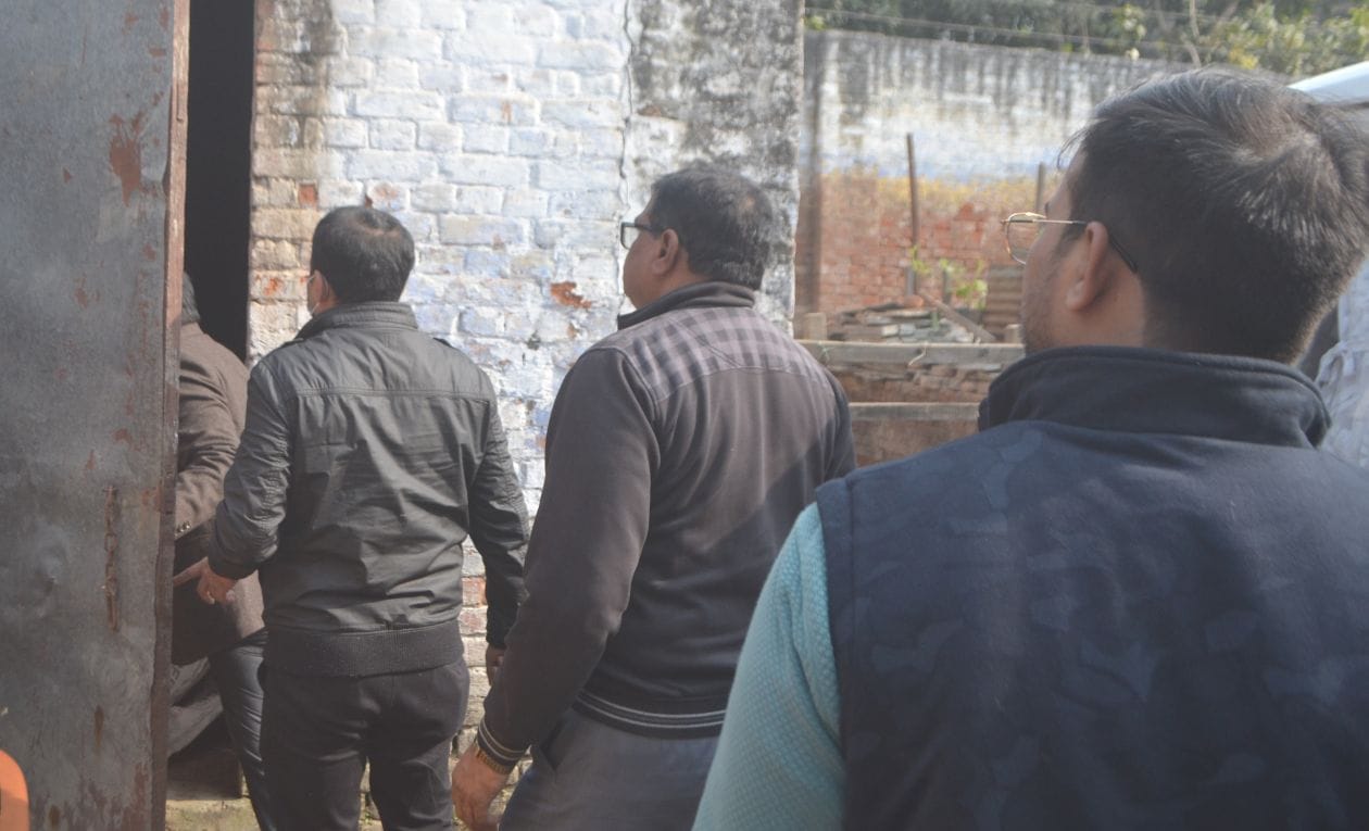 ढ़ रोड स्थित प्लाईवुड फैक्ट्री में छापे के दौरान गोदाम को देखते सैल टैक्स की टीम के कर्मचारी संव? ढ़ रोड स्थित प्लाईवुड फैक्ट्री में छापे के दौरान गोदाम को देखते सैल टैक्स की टीम के कर्मचारी संव?