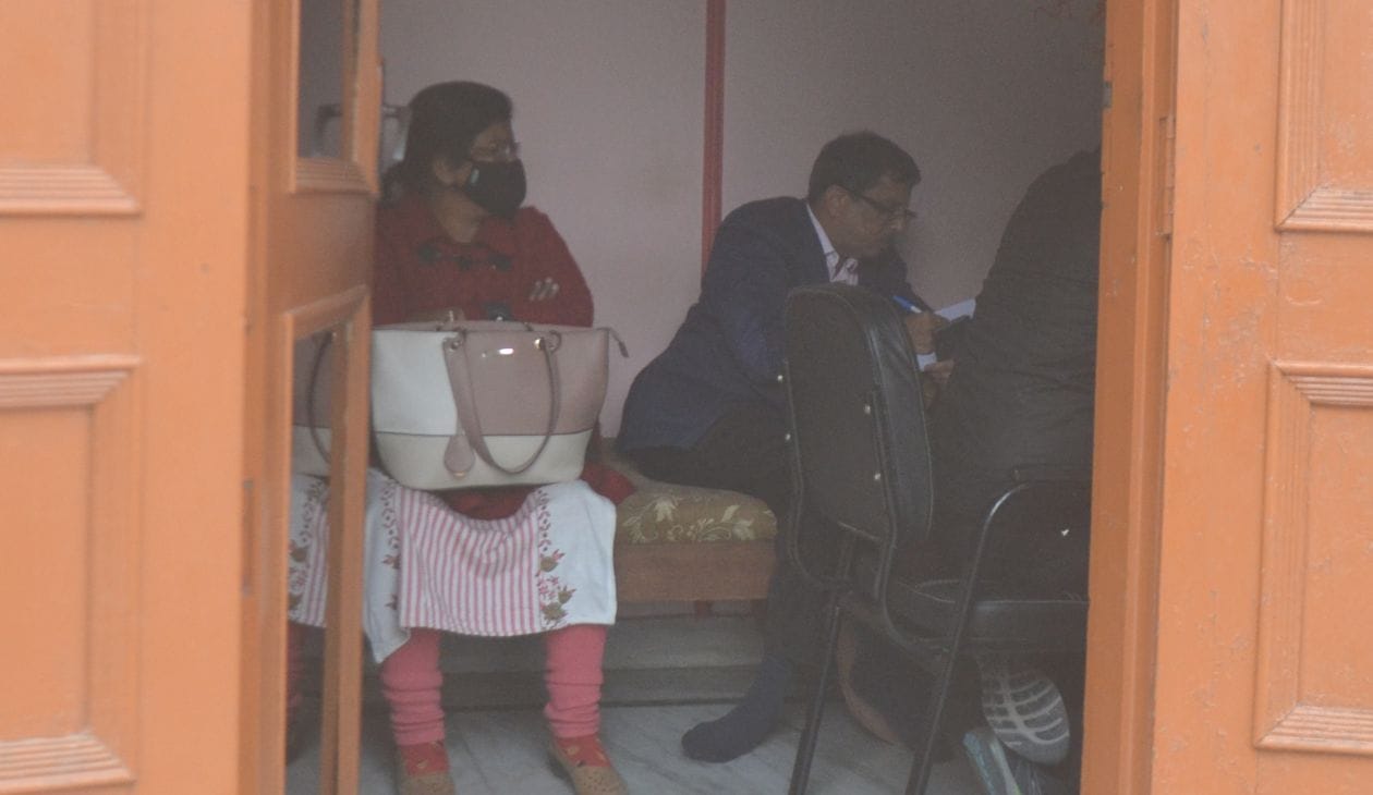 गढ़ रोड स्थित प्लाईवुड फैक्ट्री में छापे के दौरान टीम को जानकारी देते व्यापारी संवाद गढ़ रोड स्थित प्लाईवुड फैक्ट्री में छापे के दौरान टीम को जानकारी देते व्यापारी संवाद