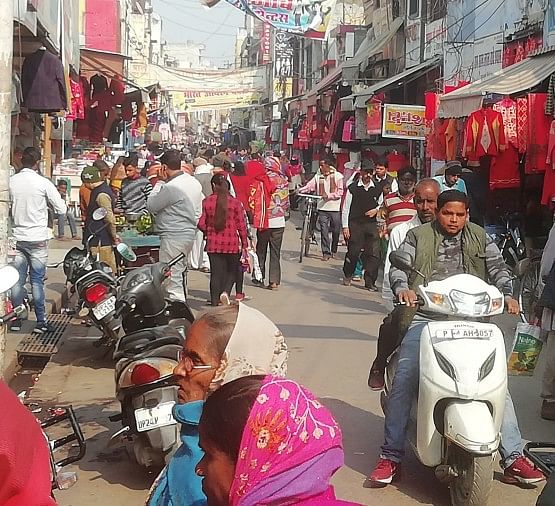 Crowds on the streets amid growing threat from Omicron