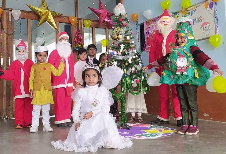 Anak-anak Menari, Menyanyikan Lagu Di Sekolah – Natal