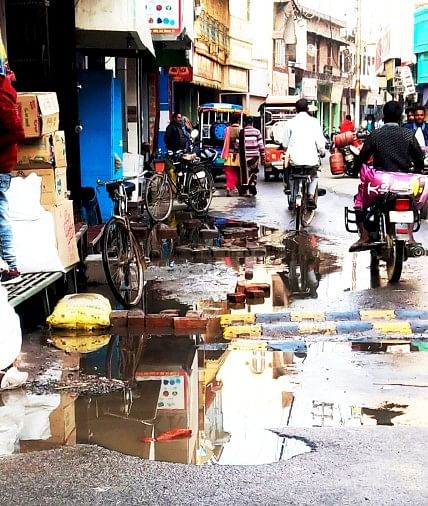 Air Kotor Dipenuhi Di Jalan Pasar Bullion Di Tilhar, Bermasalah