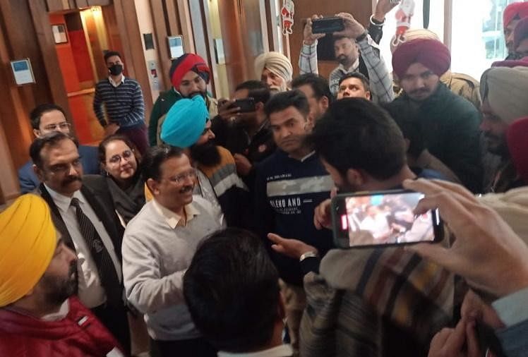 Pertemuan Antara Delhi Cm Arvind Kejriwal Dan Menteri Transportasi Amarinder Singh Raja Berperang Di Amritsar