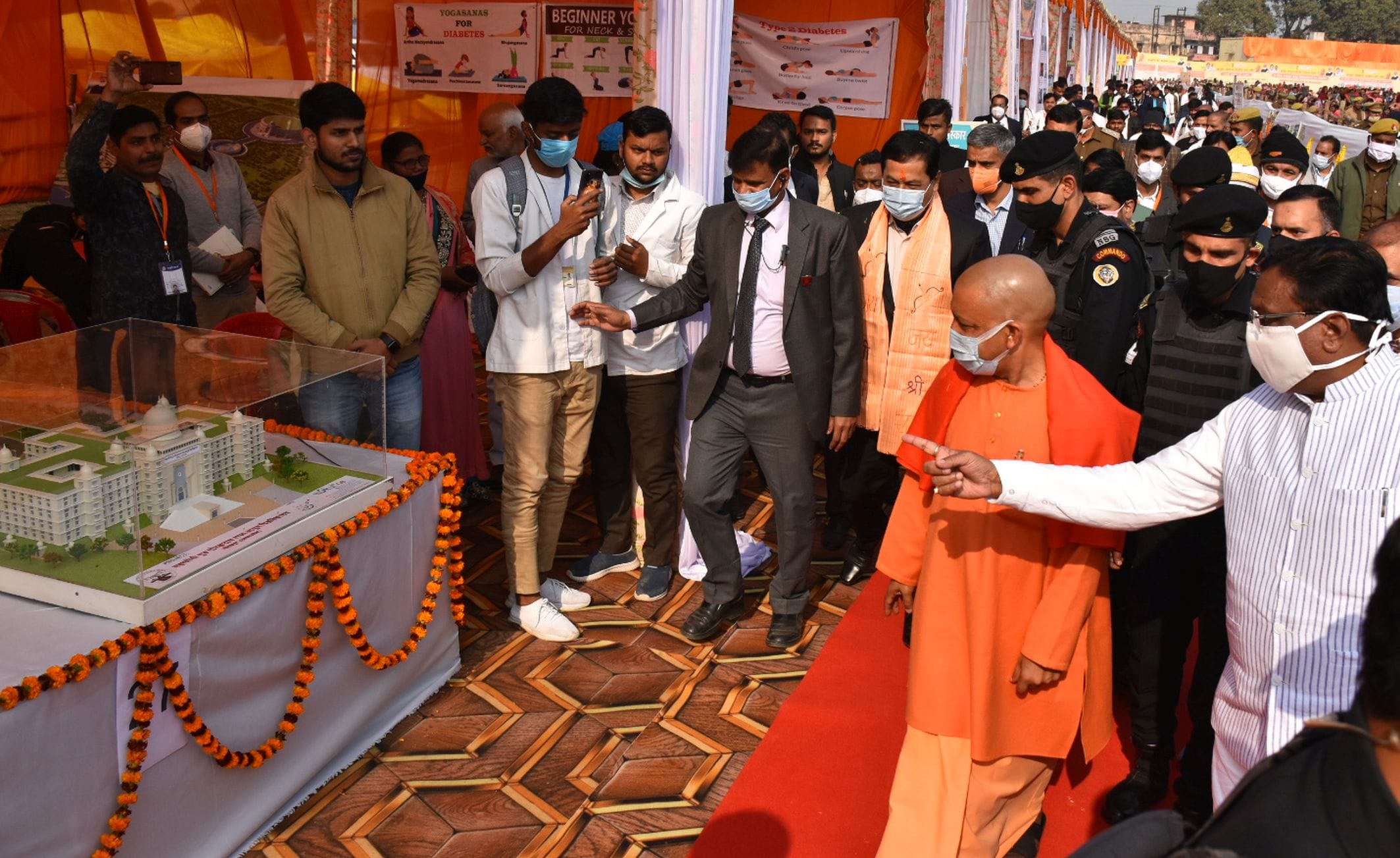 अयोध्या-जीआईसी में लगे स्टॉलो पर रखे मॉडल का अवलोकन करते मुख्यमंत्री योगी आदित्यनाथ अयोध्या-जीआईसी में लगे स्टॉलो पर रखे मॉडल का अवलोकन करते मुख्यमंत्री योगी आदित्यनाथ