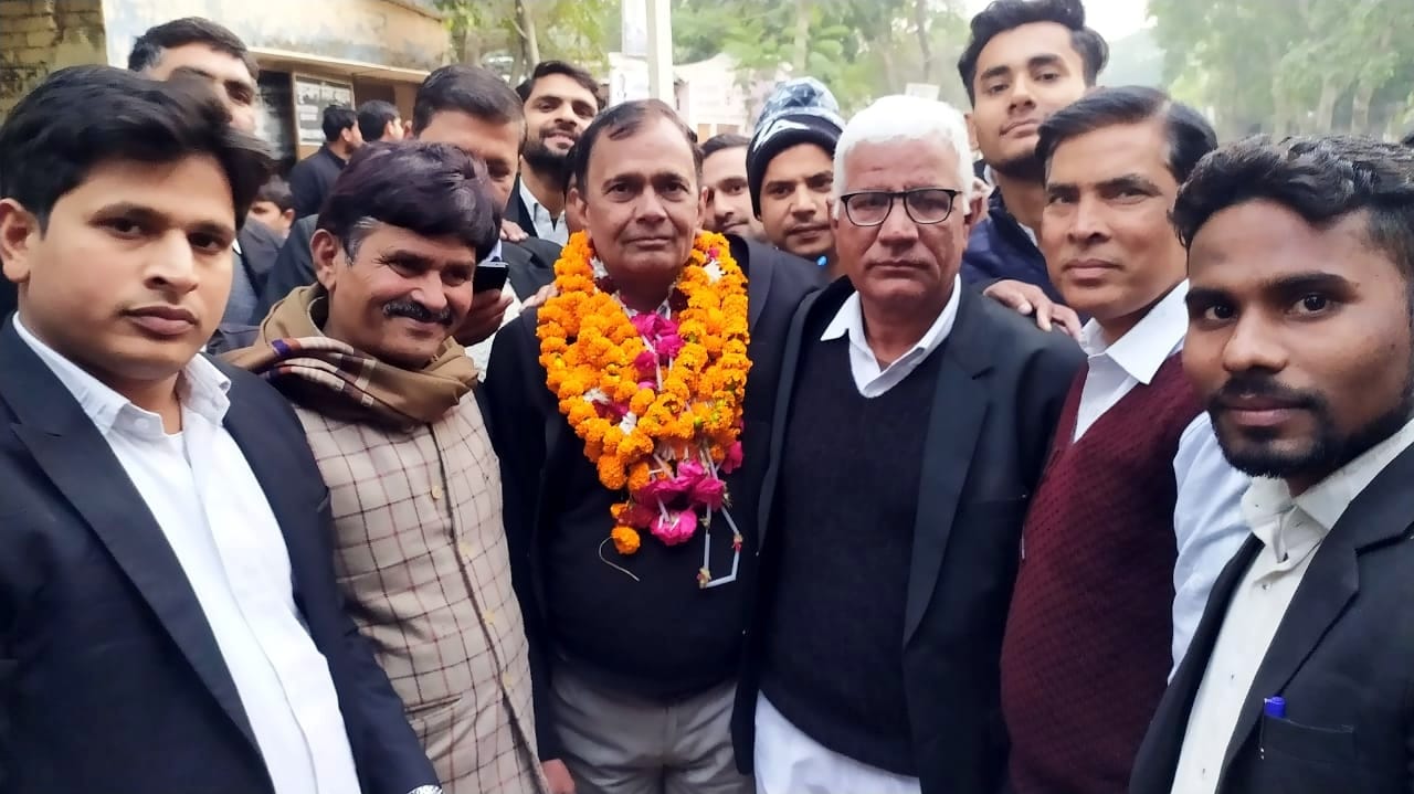 अमरोहा कचहरी में नवनिर्वाचित बार अध्यक्ष के साथ साथी अधिवक्ता। अमरोहा कचहरी में नवनिर्वाचित बार अध्यक्ष के साथ साथी अधिवक्ता।