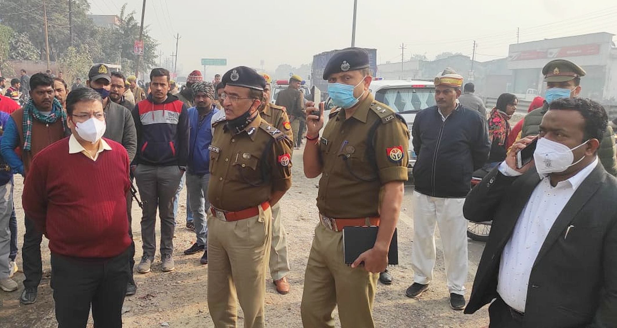 अयोध्या-हादसे के बाद मौके पर मौजूद मंडलायुक्त एमपी अग्रवाल,आईजी कविंद्र सिंह,जिलाधिकारी व एसएसप अयोध्या-हादसे के बाद मौके पर मौजूद मंडलायुक्त एमपी अग्रवाल,आईजी कविंद्र सिंह,जिलाधिकारी व एसएसप