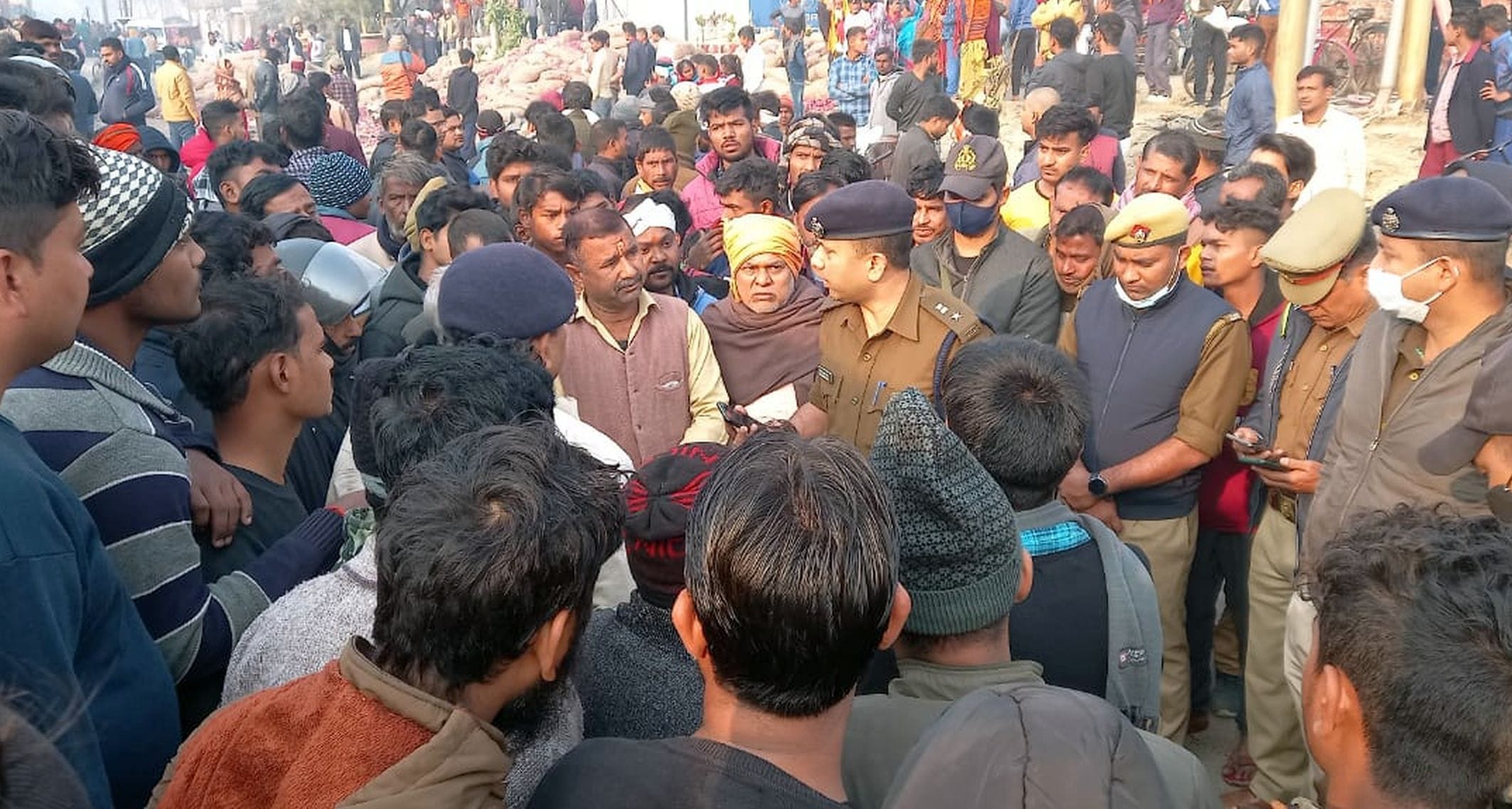 अयोध्या-हादसे के बाद जमा लोगो से वार्ता करते एसएसपी शैलेश पांडेय अयोध्या-हादसे के बाद जमा लोगो से वार्ता करते एसएसपी शैलेश पांडेय