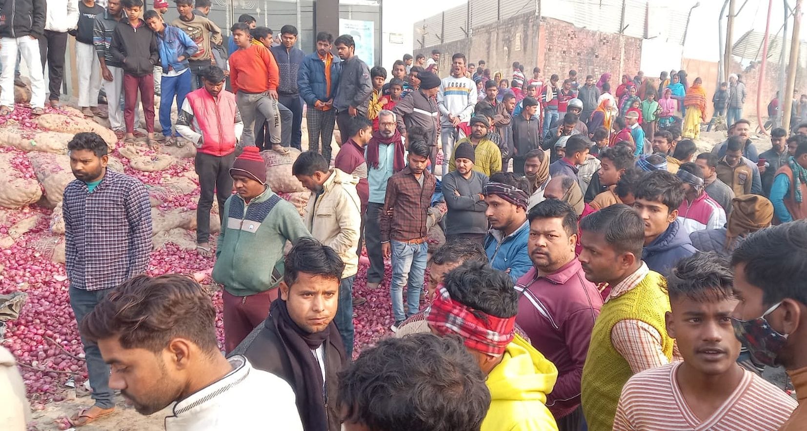 अयोध्या-हादसे के बाद मौके पर जमा लोगो की भीड़ व मार्ग पर पड़ी प्याज अयोध्या-हादसे के बाद मौके पर जमा लोगो की भीड़ व मार्ग पर पड़ी प्याज