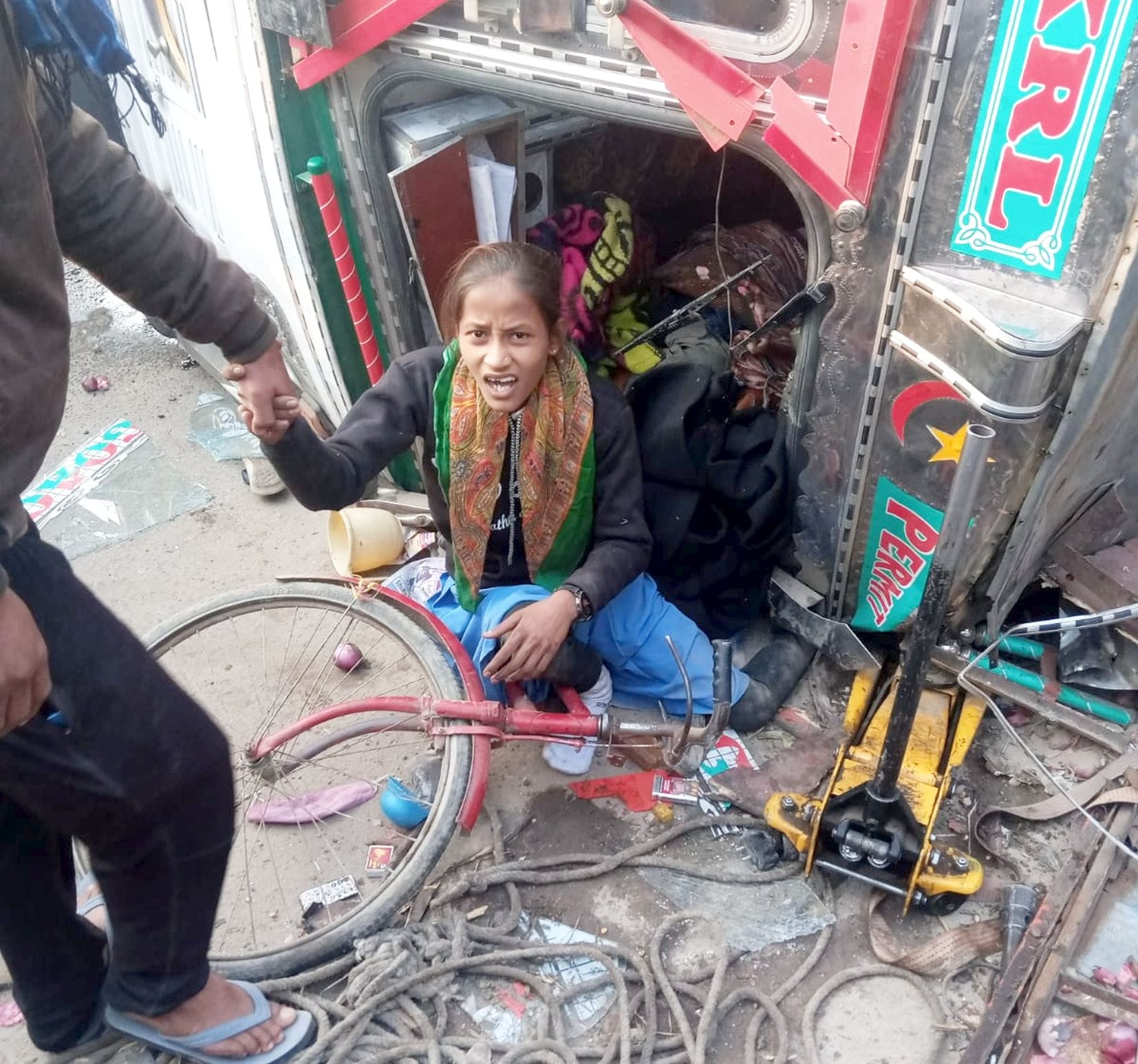 अयोध्या-हादसे के बाद ट्रक के नीचे फंसा छात्रा का पैर अयोध्या-हादसे के बाद ट्रक के नीचे फंसा छात्रा का पैर