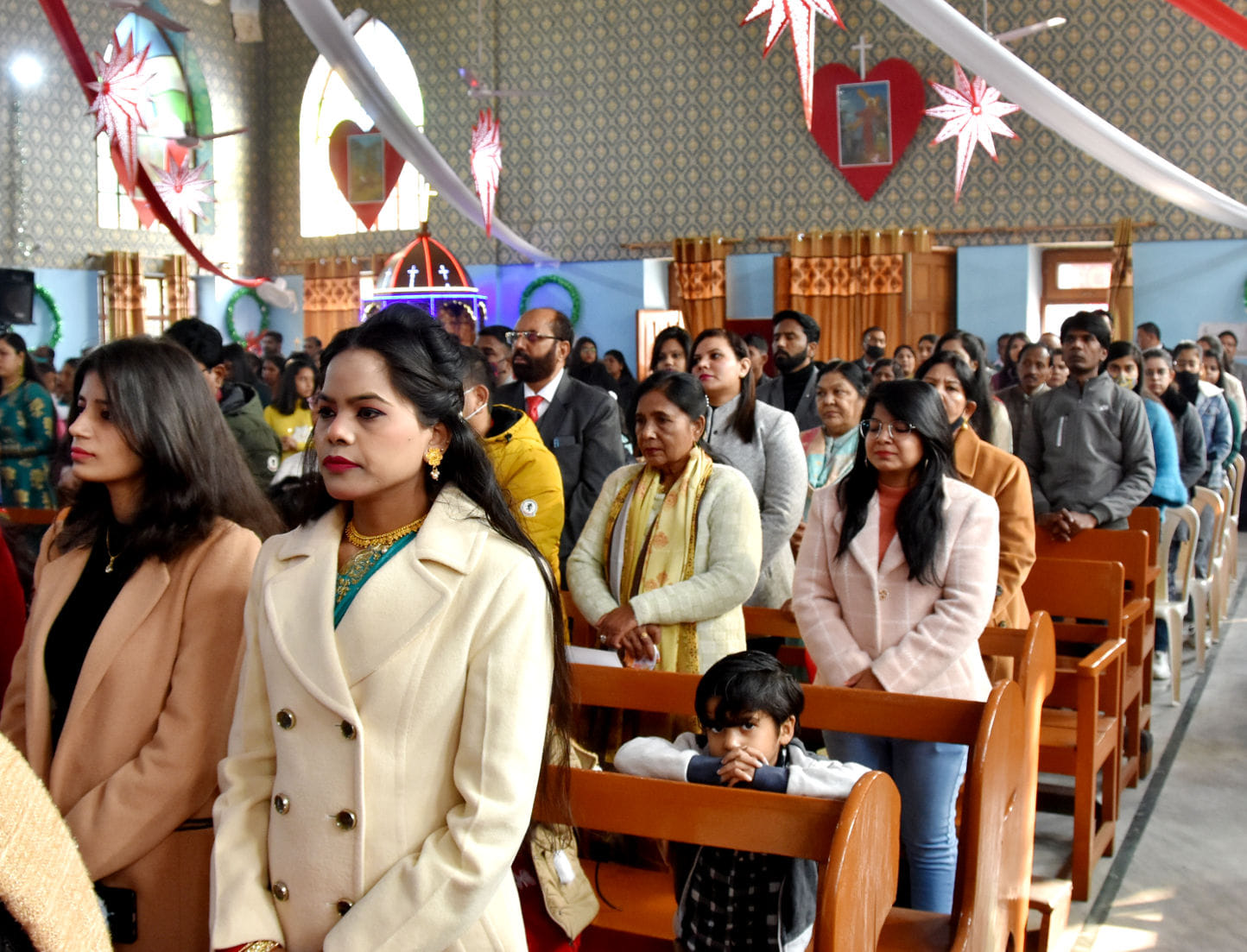 सक्ररेट हार्ट चर्च में क्रिसमस पर आयोजित प्रार्थना सभा में भाग लेते ईसाइ समुदाय के लोग सक्ररेट हार्ट चर्च में क्रिसमस पर आयोजित प्रार्थना सभा में भाग लेते ईसाइ समुदाय के लोग