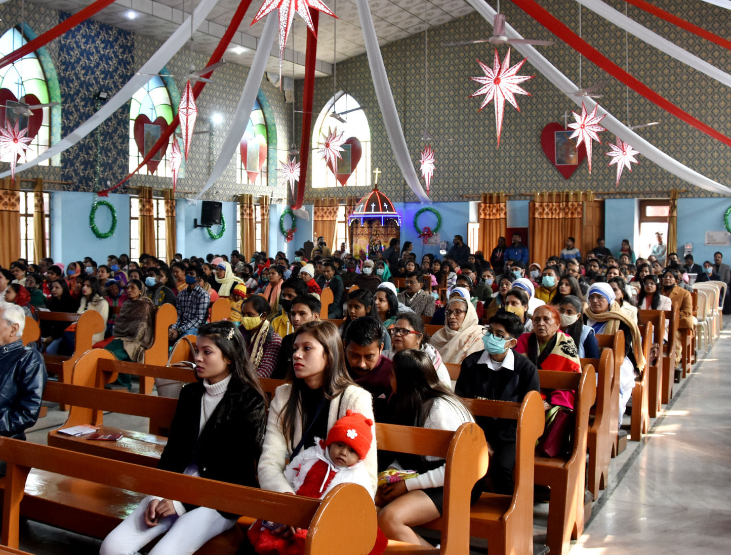 सक्ररेट हार्ट चर्च में क्रिसमस पर आयोजित प्रार्थना सभा में भाग लेते ईसाइ समुदाय के लोग सक्ररेट हार्ट चर्च में क्रिसमस पर आयोजित प्रार्थना सभा में भाग लेते ईसाइ समुदाय के लोग