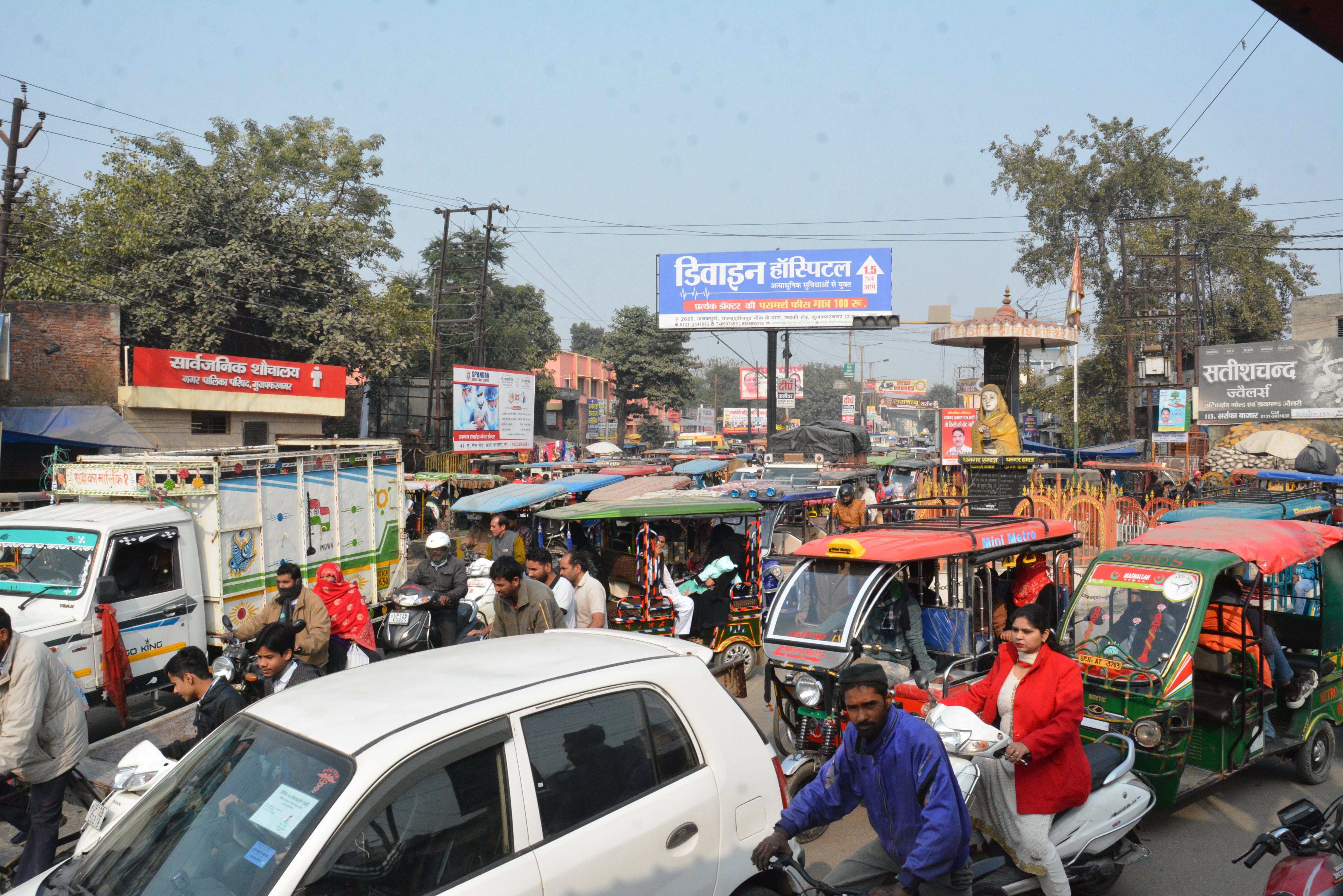मुजफ्फरनगर के अहिल्याबाई चौक पर लगे जाम से परेशन वाहन सवार।