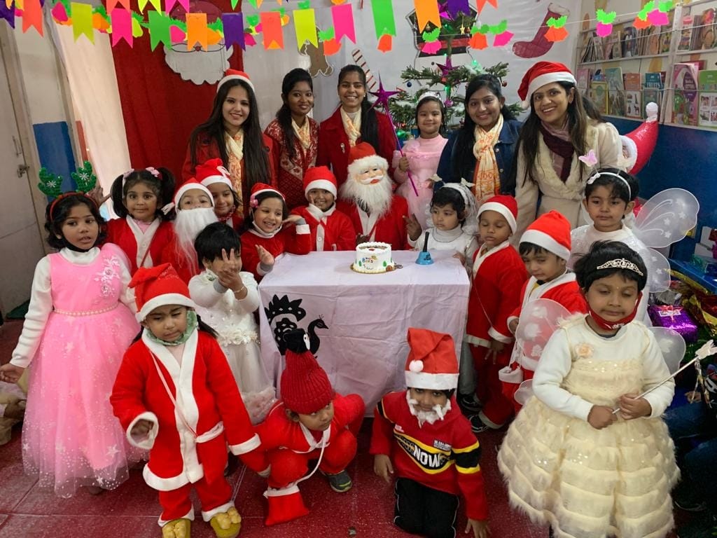 बिजी बीज प्री स्कूल के बच्चे क्रिसमस पर सेंटा क्लॉज और एंजल के रूप में सजे बिजी बीज प्री स्कूल के बच्चे क्रिसमस पर सेंटा क्लॉज और एंजल के रूप में सजे