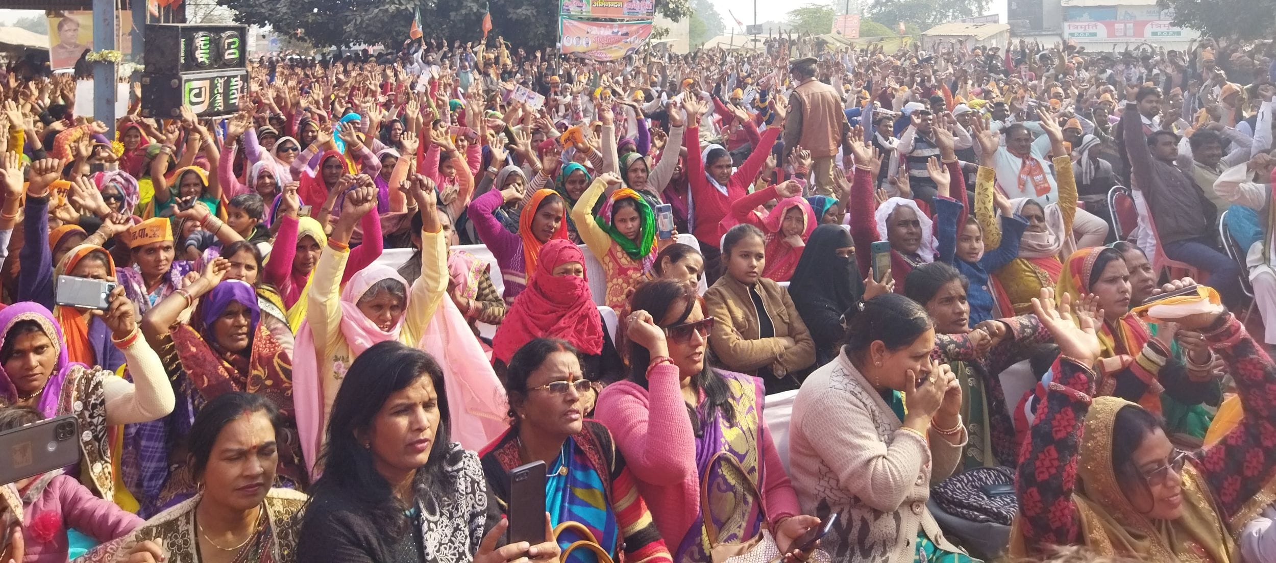 बकेवर की सब्जी मंडी में जनसभा में मौजूद लोग। संवाद बकेवर की सब्जी मंडी में जनसभा में मौजूद लोग। संवाद
