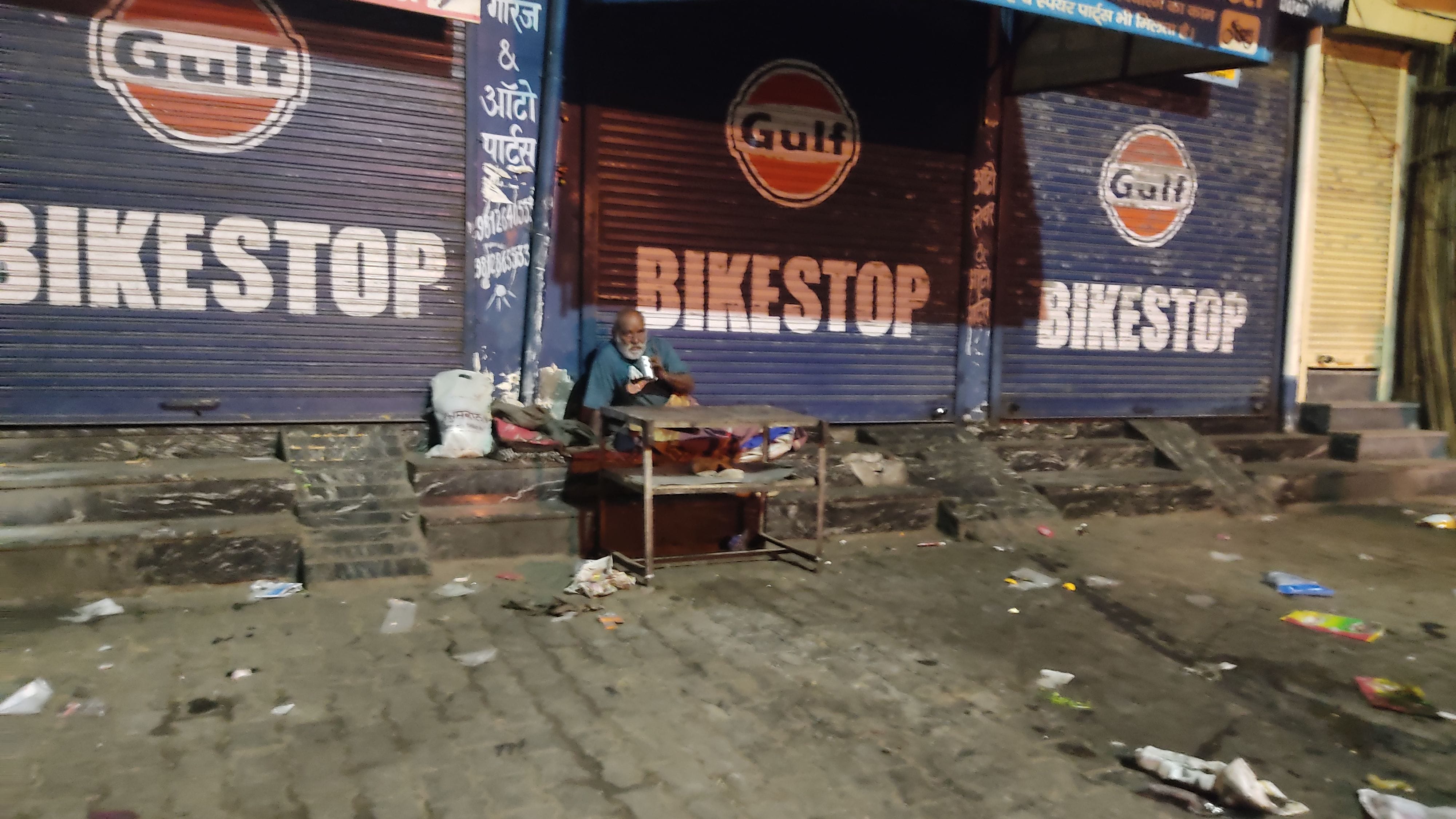 फतेहाबाद में दुर्गा मंदिर के पास बैठा व्यक्ति। फतेहाबाद में दुर्गा मंदिर के पास बैठा व्यक्ति।
