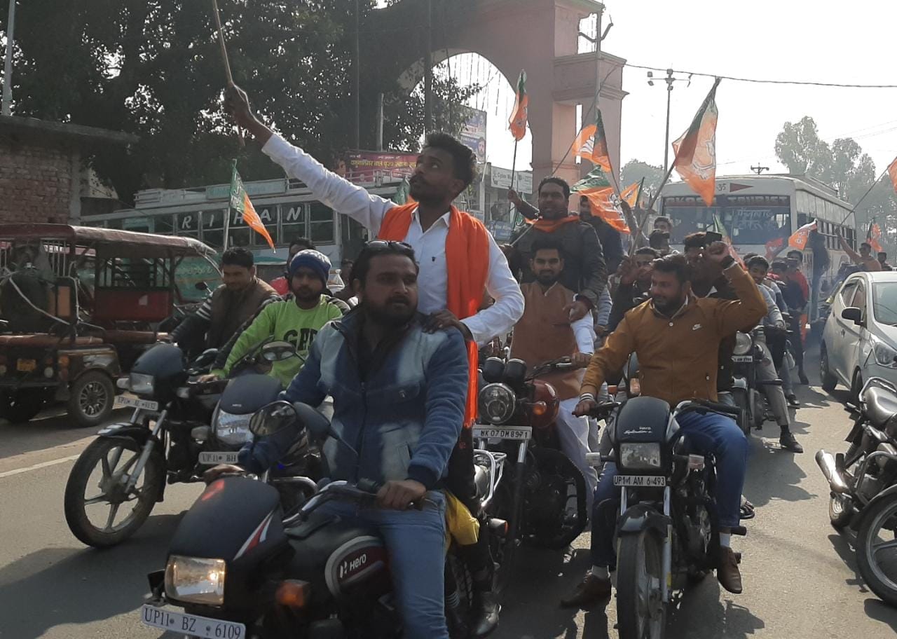 बेहट में बाइक रैली निकालते युवा भाजपाई। बेहट में बाइक रैली निकालते युवा भाजपाई।