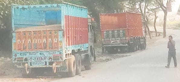 किशनपुर थाने के बाहर खड़े सीज ट्रक। संवाद किशनपुर थाने के बाहर खड़े सीज ट्रक। संवाद