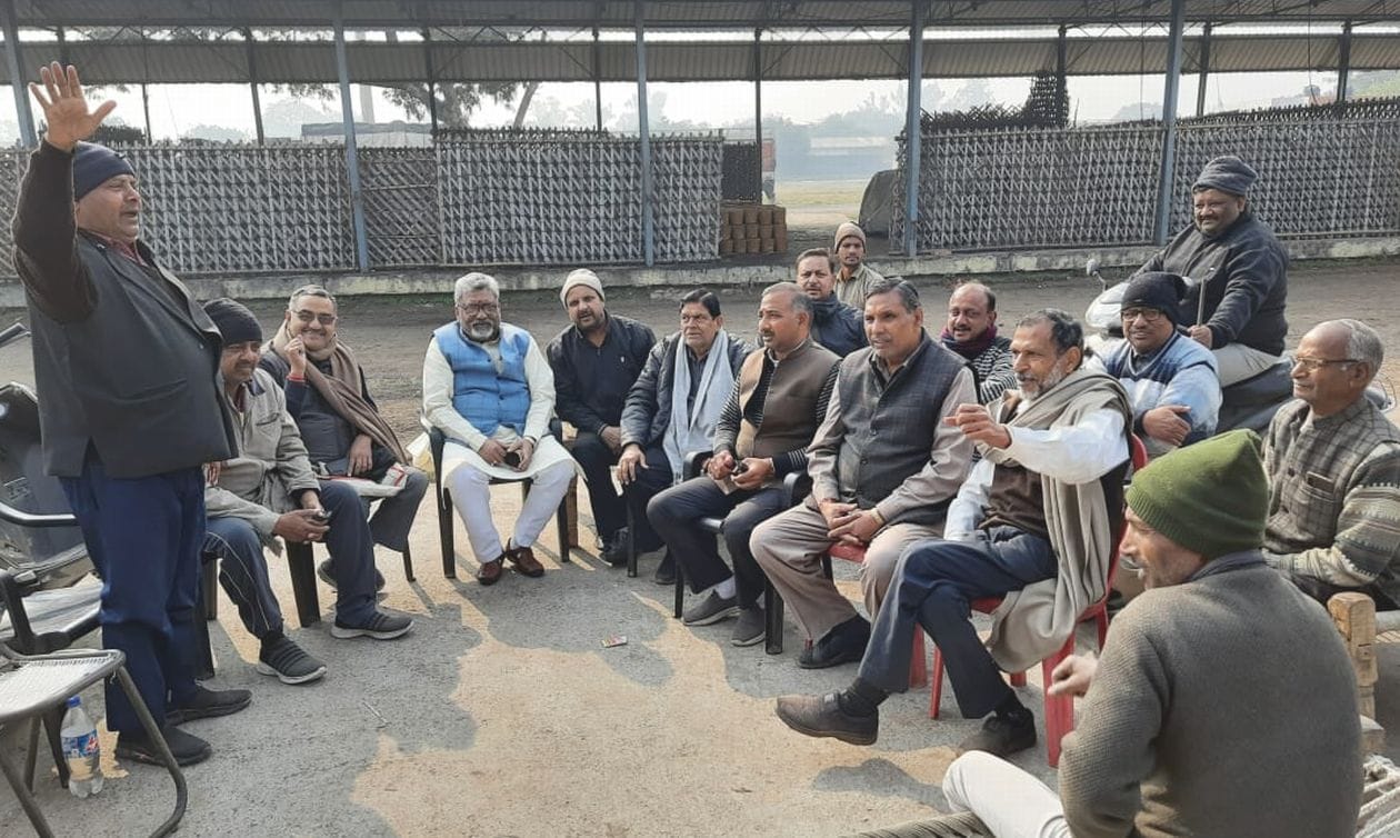 गुड़ मंडी में बैठक करते व्यापारी संवाद गुड़ मंडी में बैठक करते व्यापारी संवाद