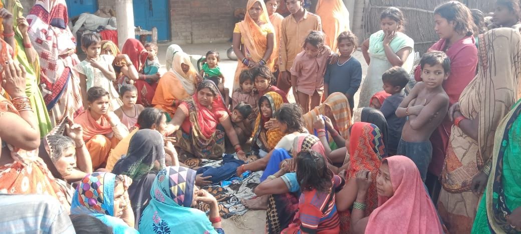 रोते बिलखते अनिकेत के परिजन। संवाद रोते बिलखते अनिकेत के परिजन। संवाद