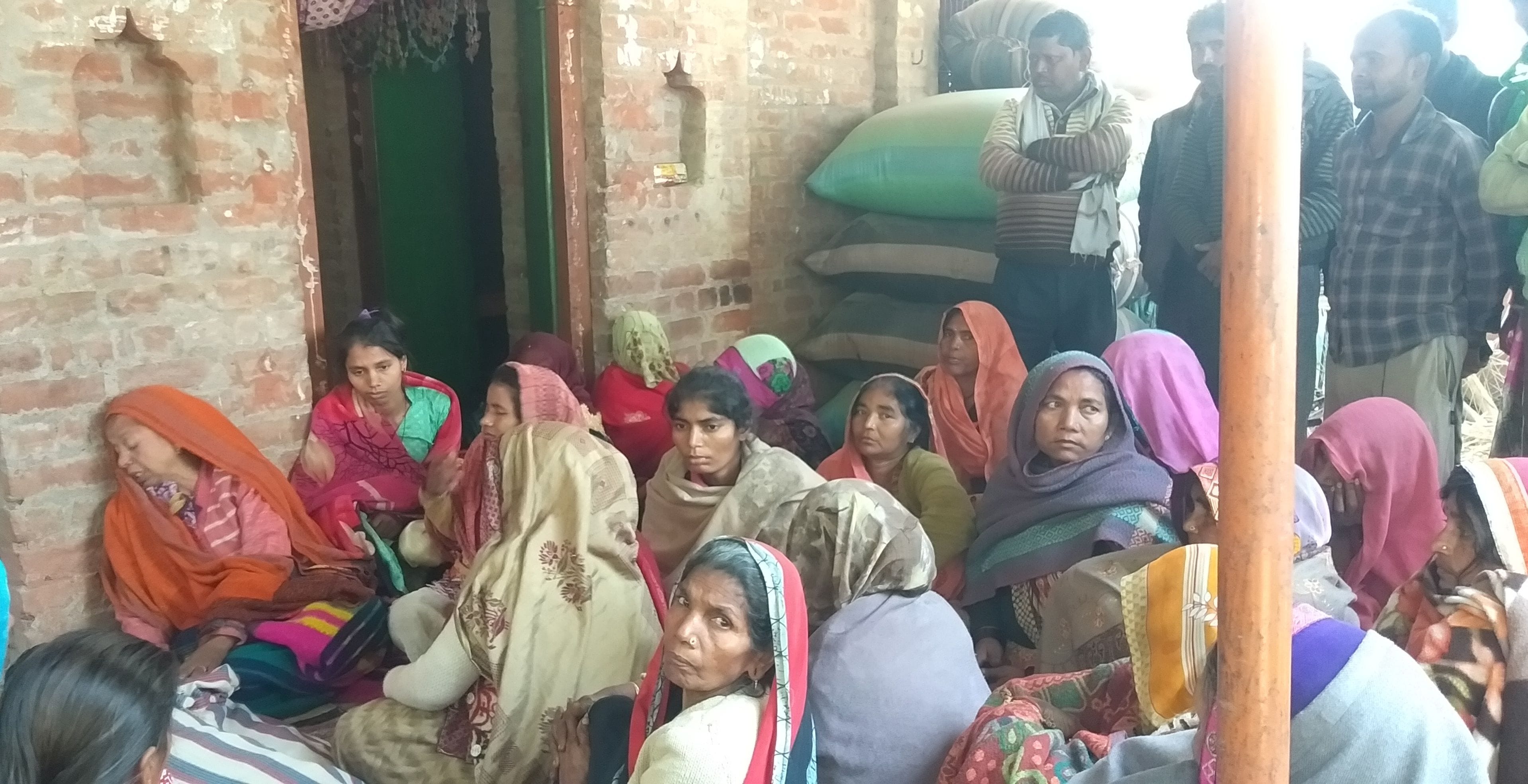 मृतक धर्मेंद्र के रोते बिलखते परिजन। संवाद मृतक धर्मेंद्र के रोते बिलखते परिजन। संवाद