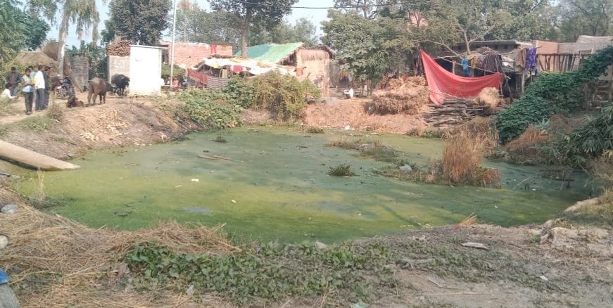 इसी तालाब में डूबने से हुई बच्चे अनिकेत की मौत। संवाद इसी तालाब में डूबने से हुई बच्चे अनिकेत की मौत। संवाद